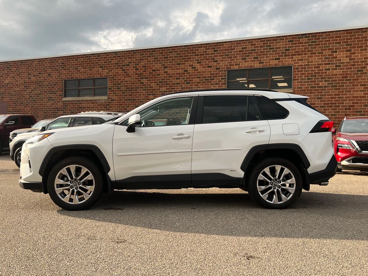 2023 Toyota RAV4 Hybrid XLE - Image 4