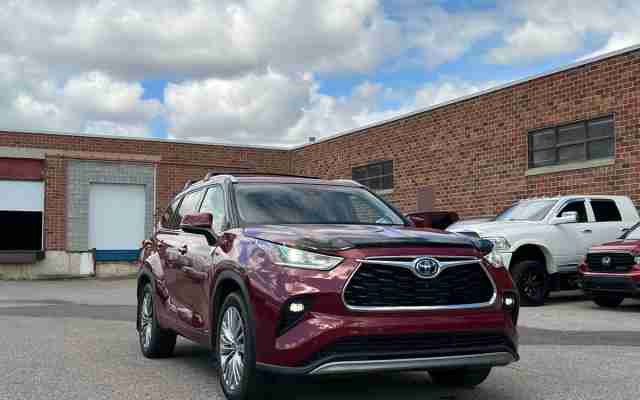 2022 Toyota Highlander Hybrid Limited - Request more images