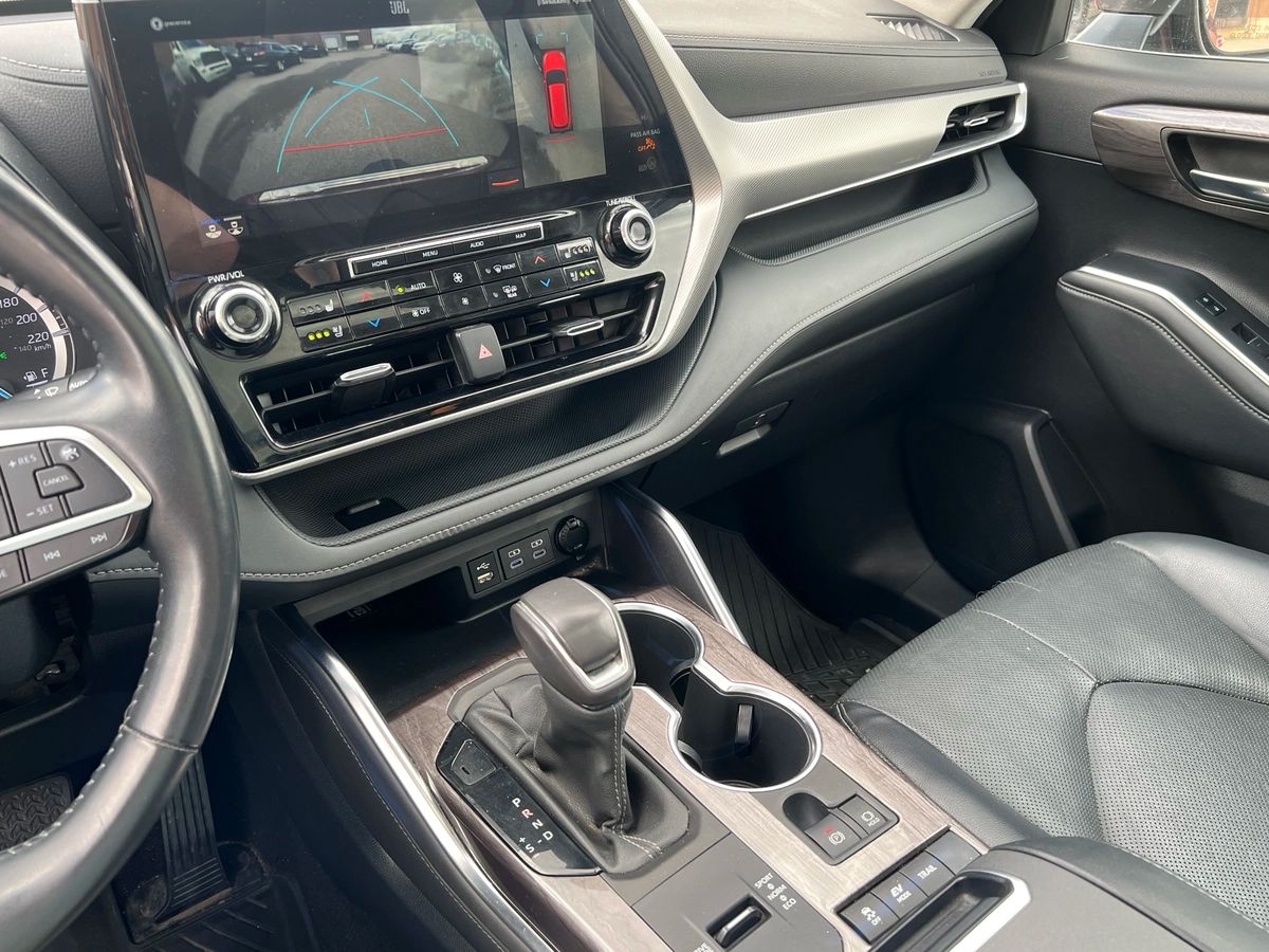2022 Toyota Highlander Hybrid Limited - Image 19
