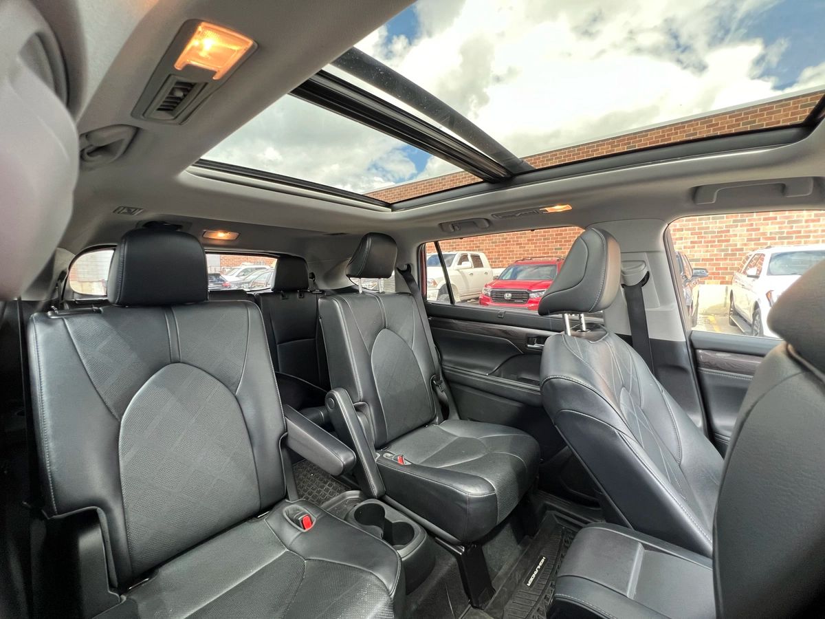 2022 Toyota Highlander Hybrid Limited - Image 13