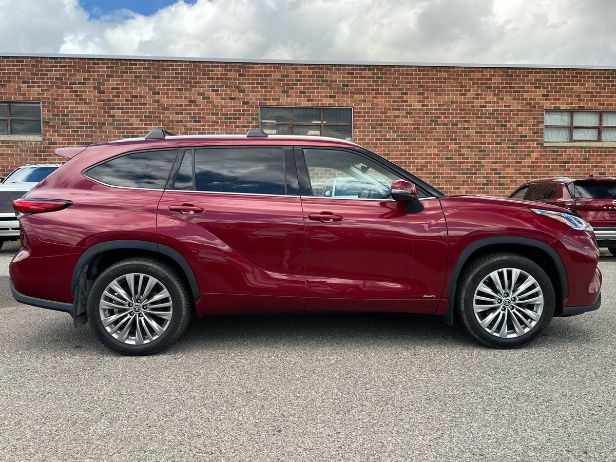 2022 Toyota Highlander Hybrid Limited - Image 8