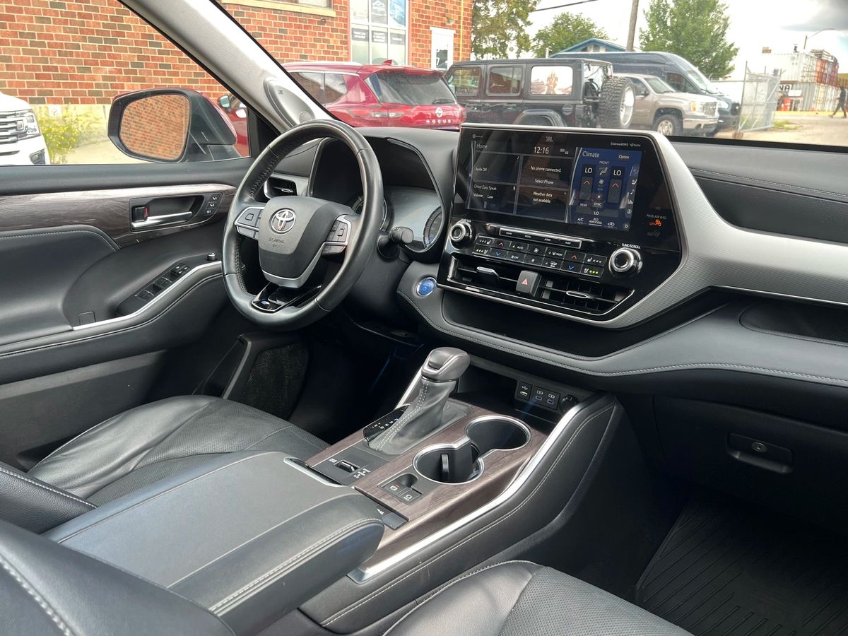 2022 Toyota Highlander Hybrid Limited - Image 12