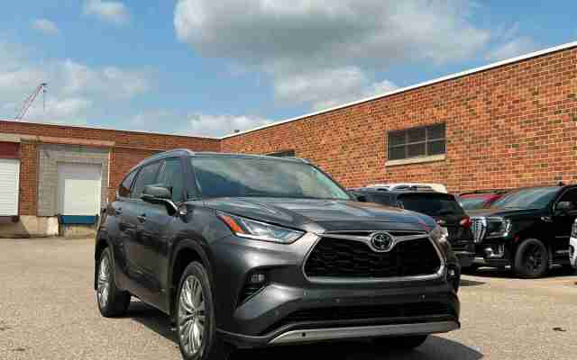 2023 Toyota Highlander Hybrid Limited - Request more images