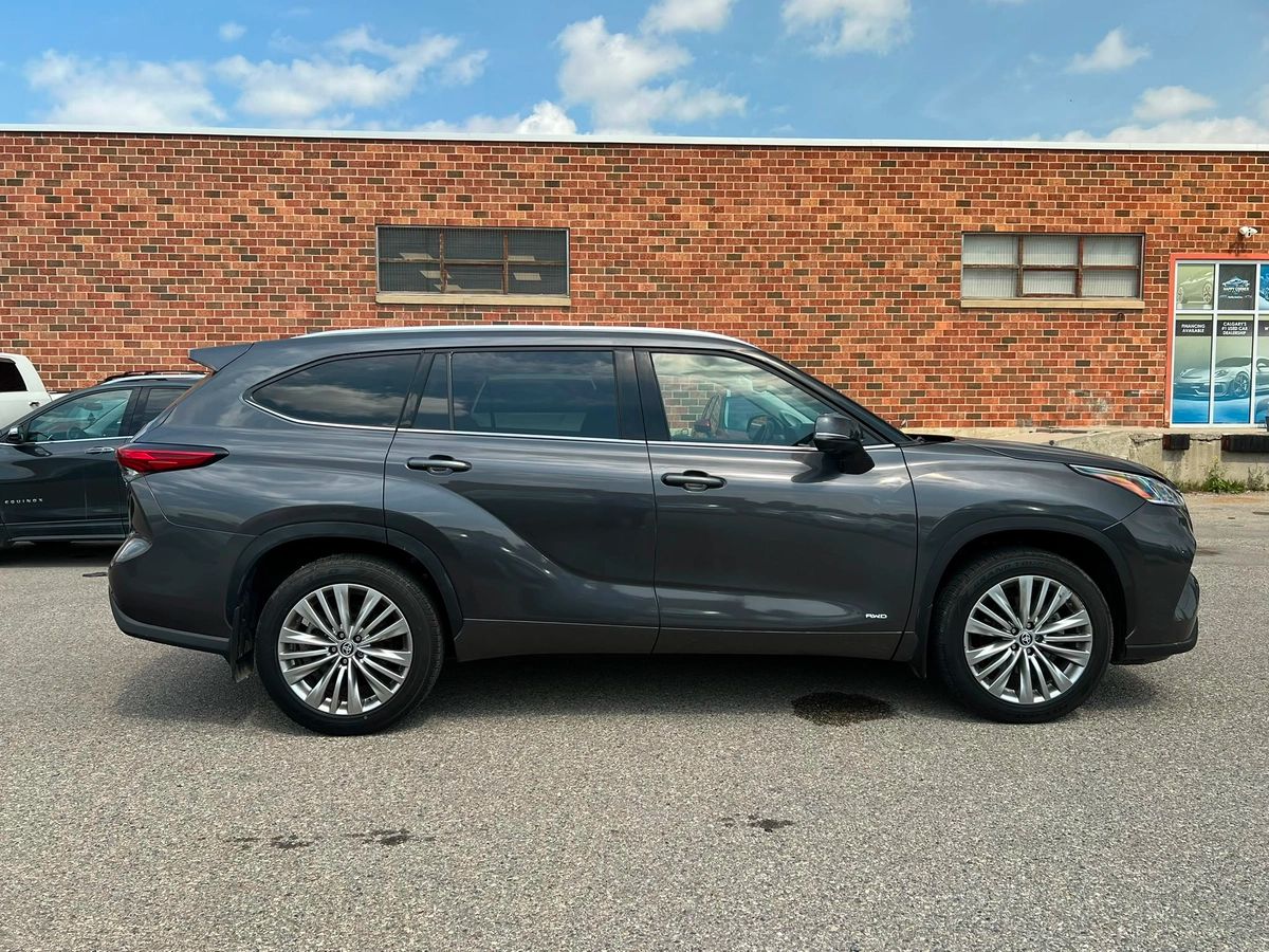 2023 Toyota Highlander Hybrid Limited - Image 8