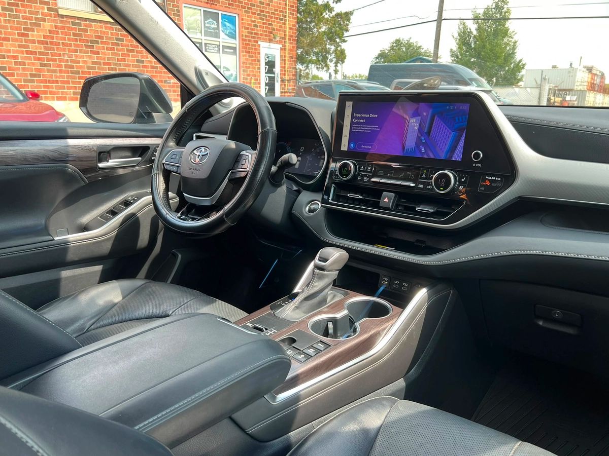 2023 Toyota Highlander Hybrid Limited - Image 13