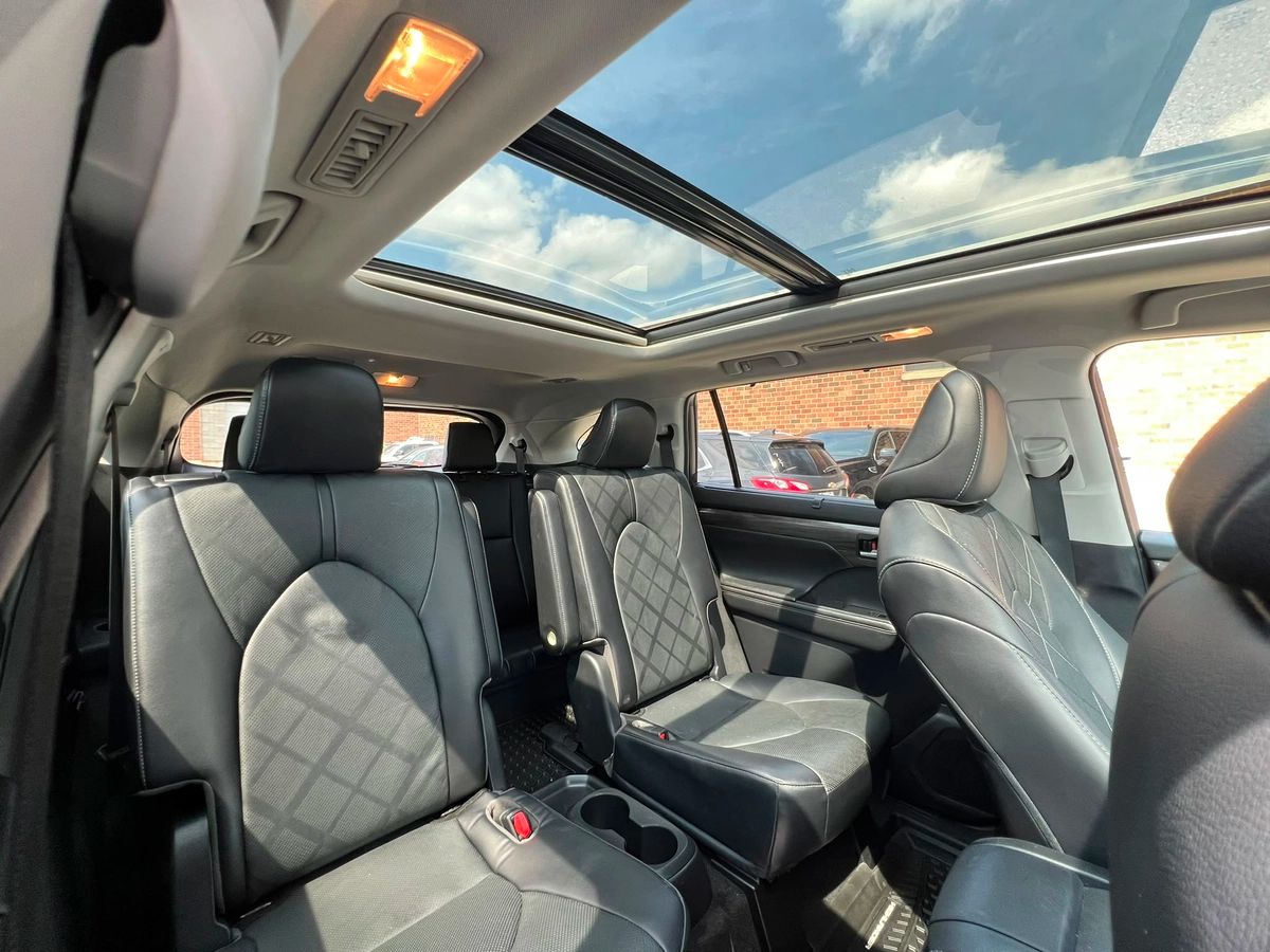 2023 Toyota Highlander Hybrid Limited - Image 15