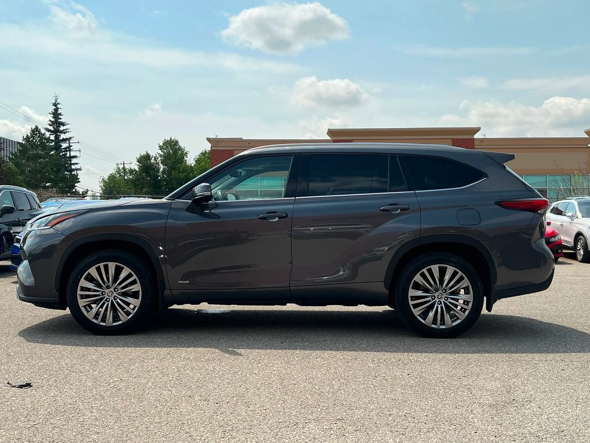 2023 Toyota Highlander Hybrid Limited - Image 4
