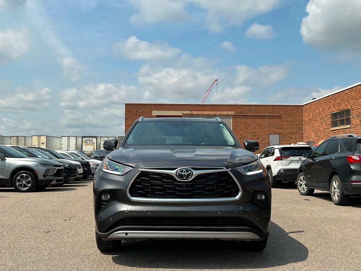 2023 Toyota Highlander Hybrid Limited - Image 2
