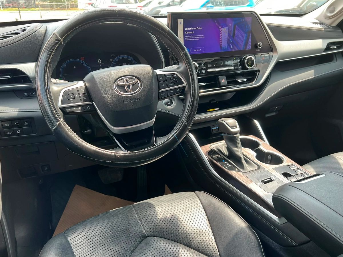 2023 Toyota Highlander Hybrid Limited - Image 11