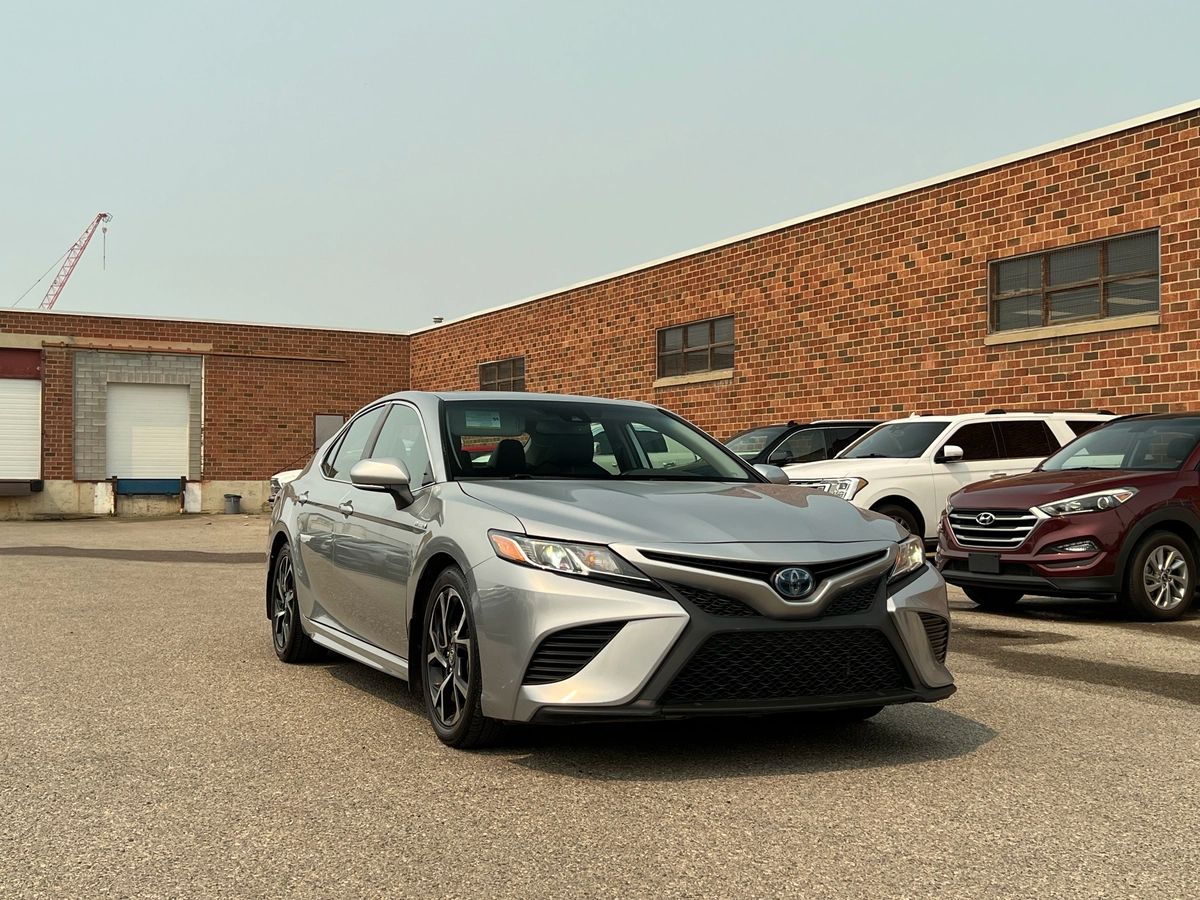 2020 Toyota Camry Hybrid SE - Image 1