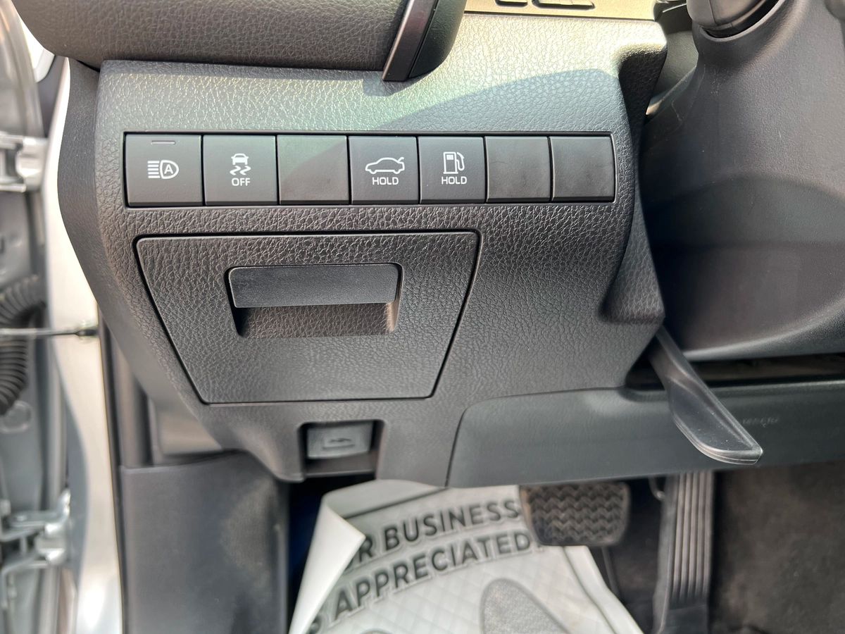 2020 Toyota Camry Hybrid SE - Image 17