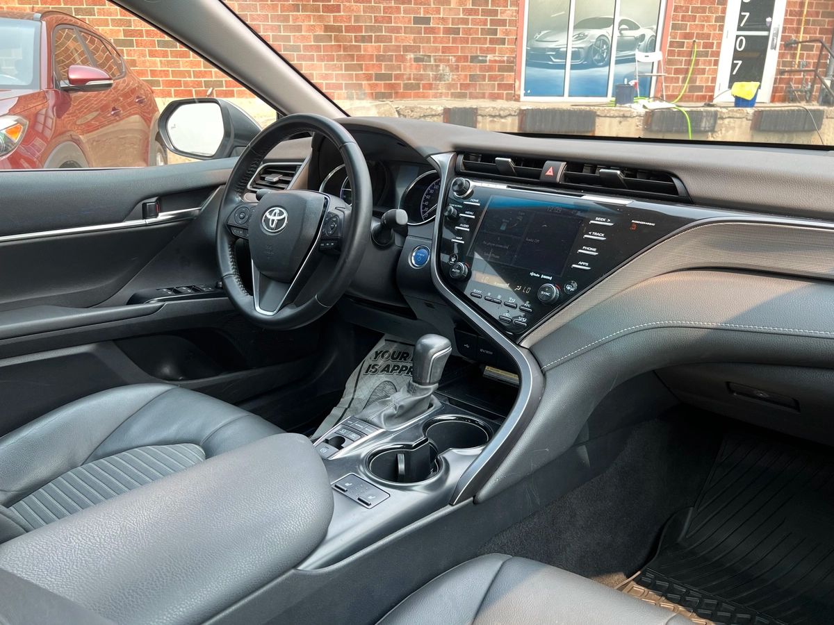 2020 Toyota Camry Hybrid SE - Image 13