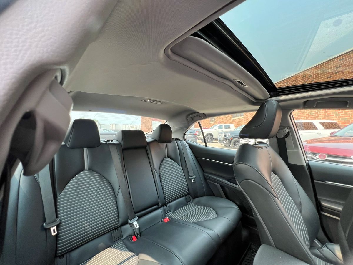 2020 Toyota Camry Hybrid SE - Image 14