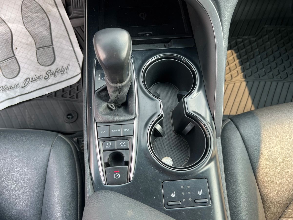2020 Toyota Camry Hybrid SE - Image 20