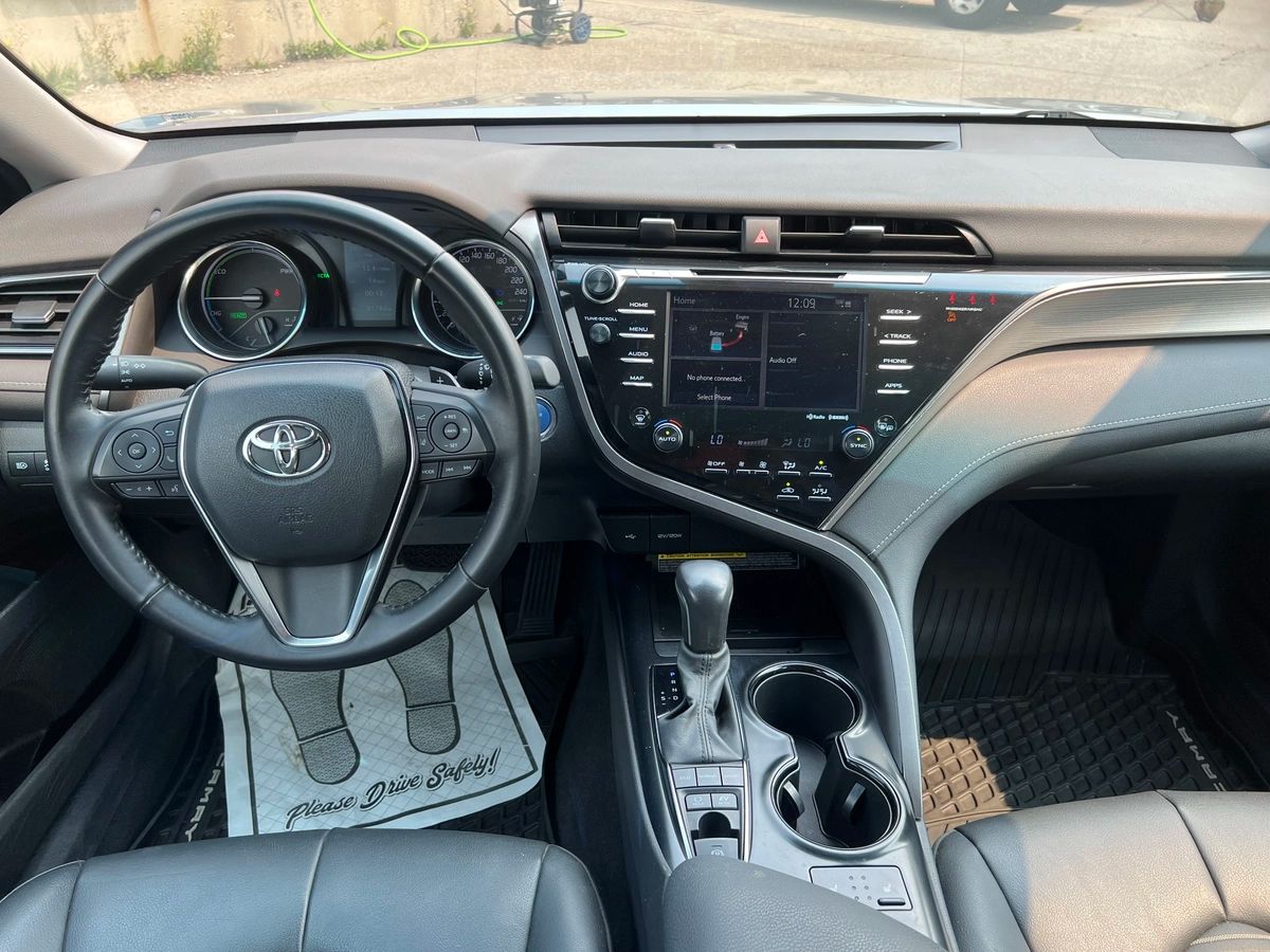 2020 Toyota Camry Hybrid SE - Image 12