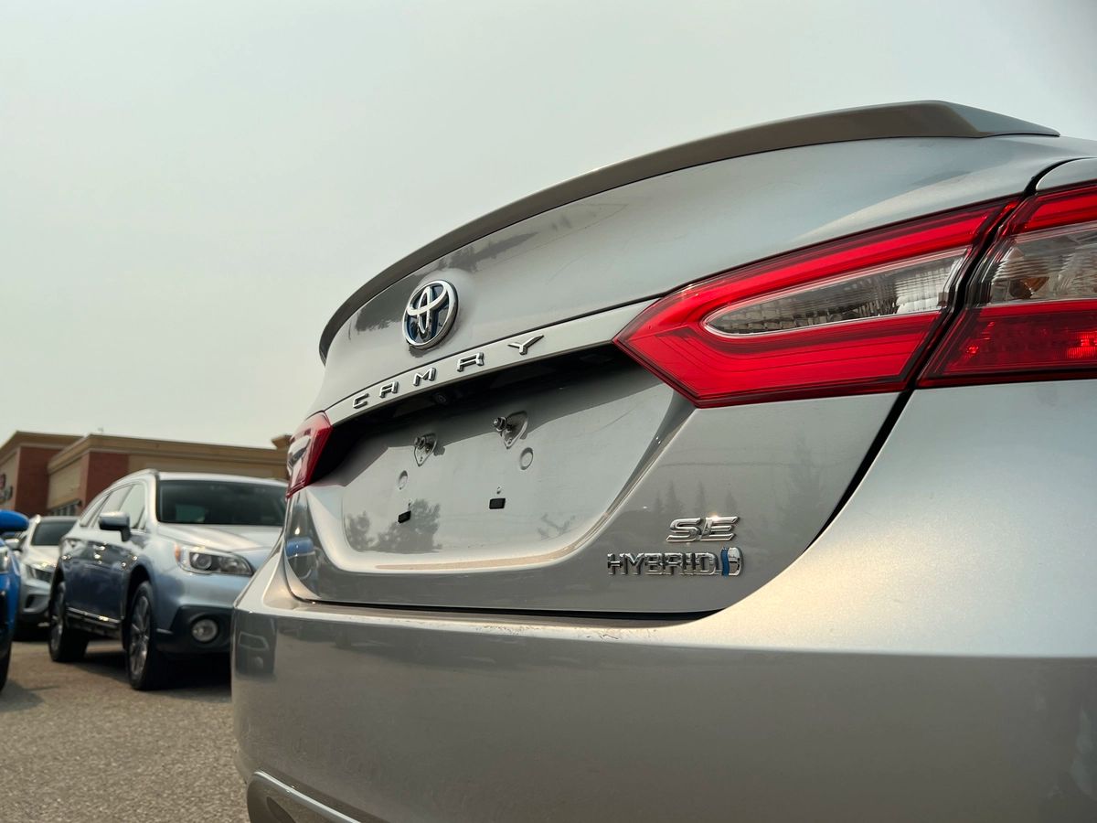 2020 Toyota Camry Hybrid SE - Image 10