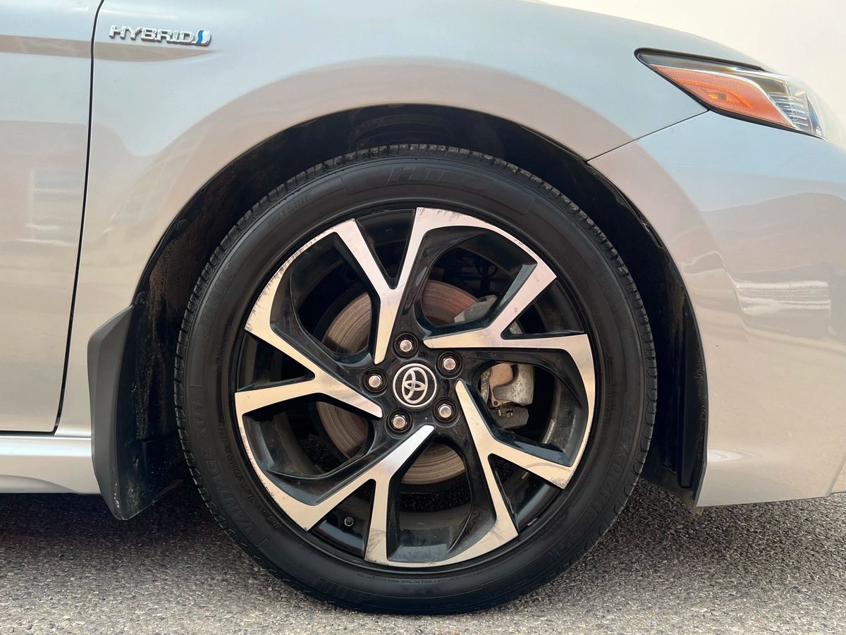 2020 Toyota Camry Hybrid SE - Image 9