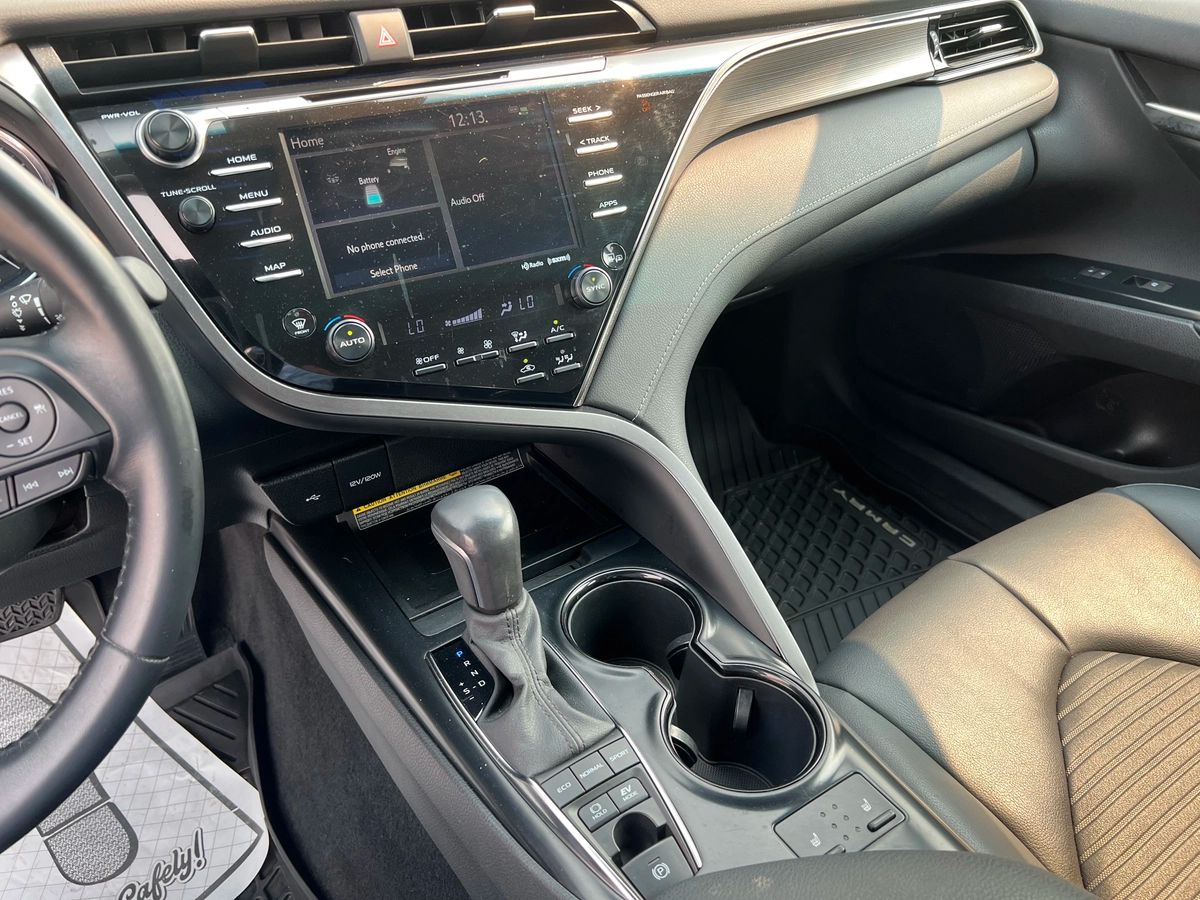 2020 Toyota Camry Hybrid SE - Image 18