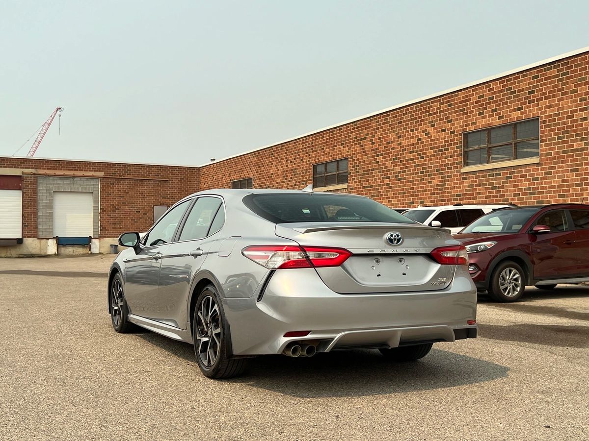 2020 Toyota Camry Hybrid SE - Image 5