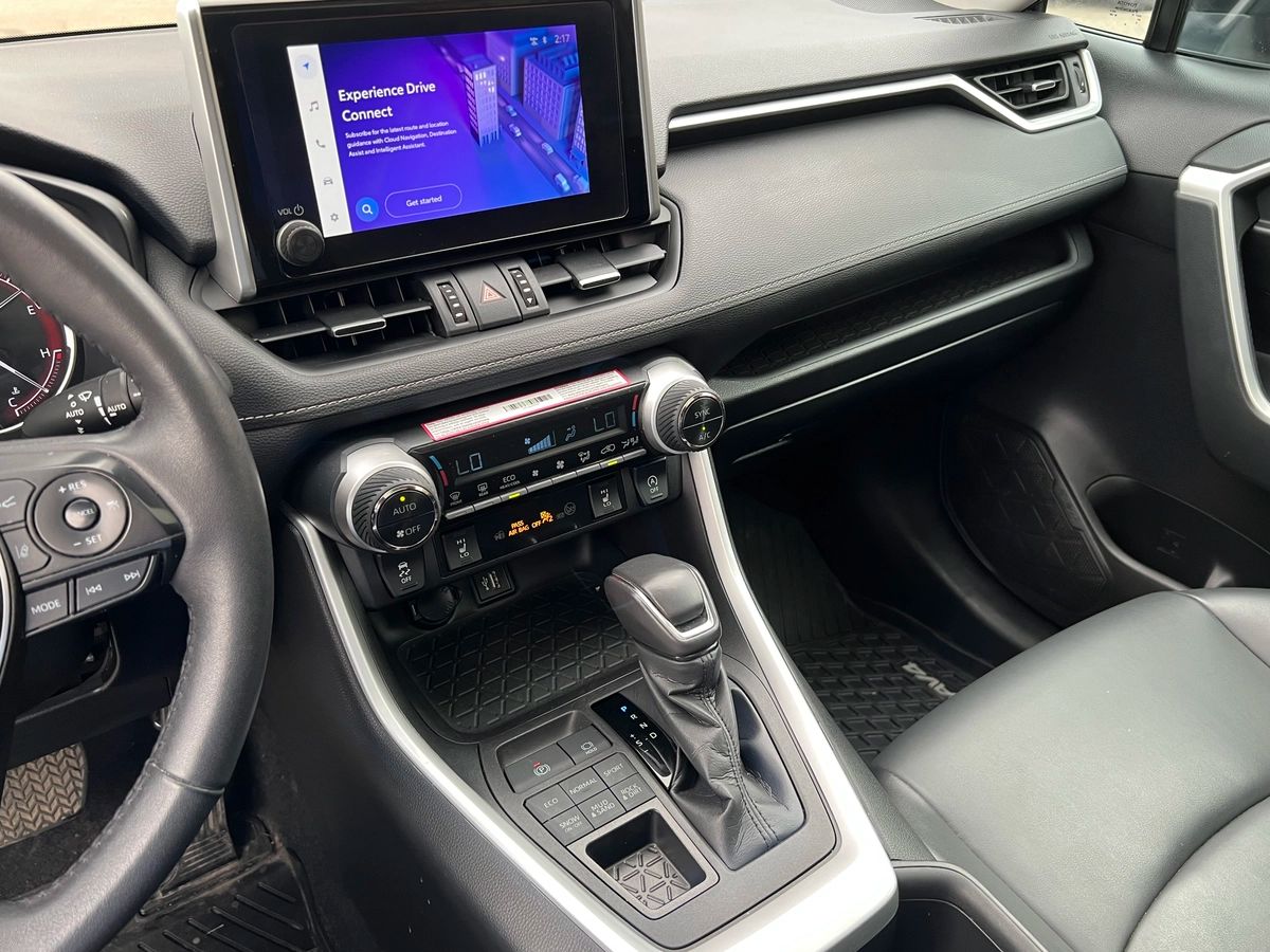 2024 Toyota RAV4 XLE - Image 18