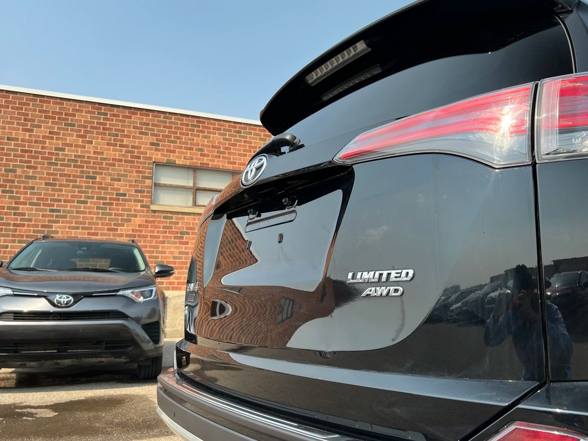 2016 Toyota RAV4 Limited - Image 10
