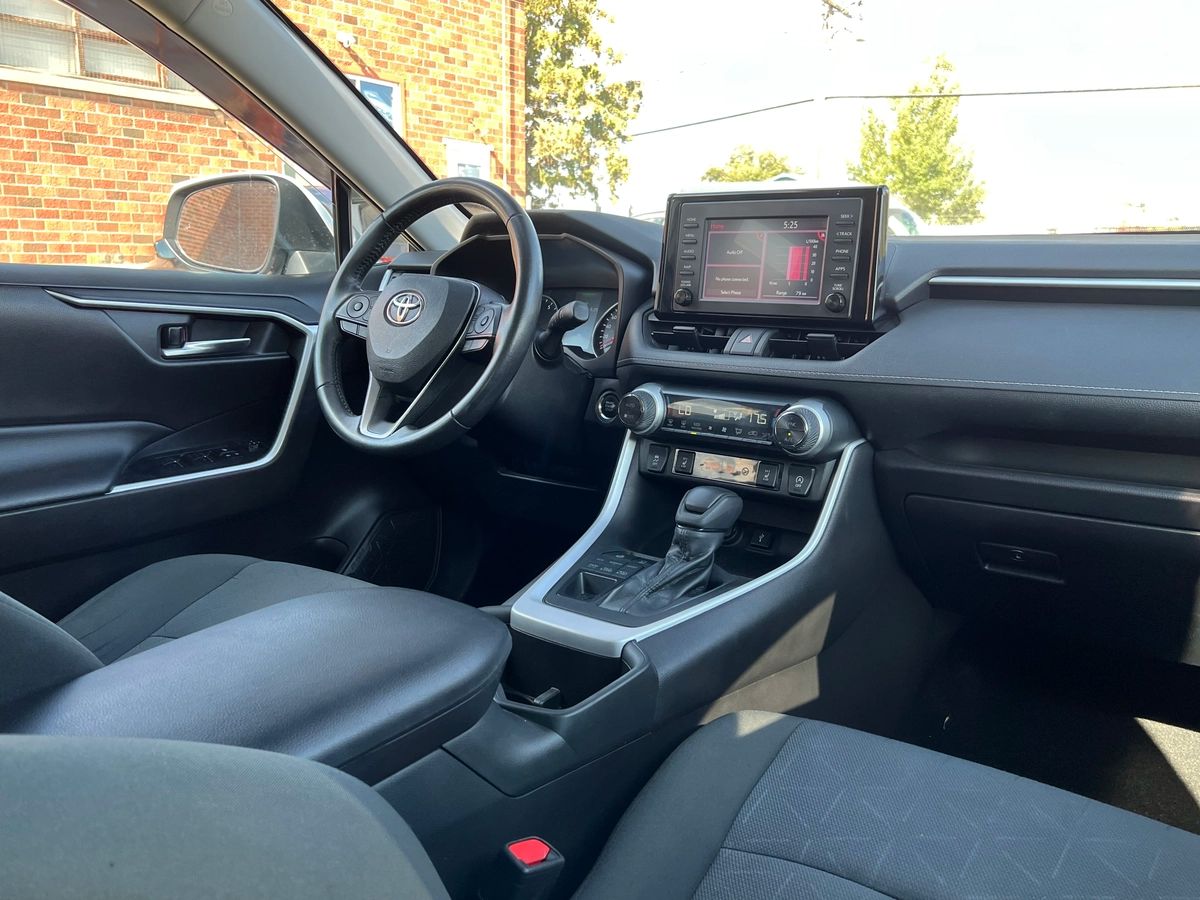 2022 Toyota RAV4 XLE - Image 13