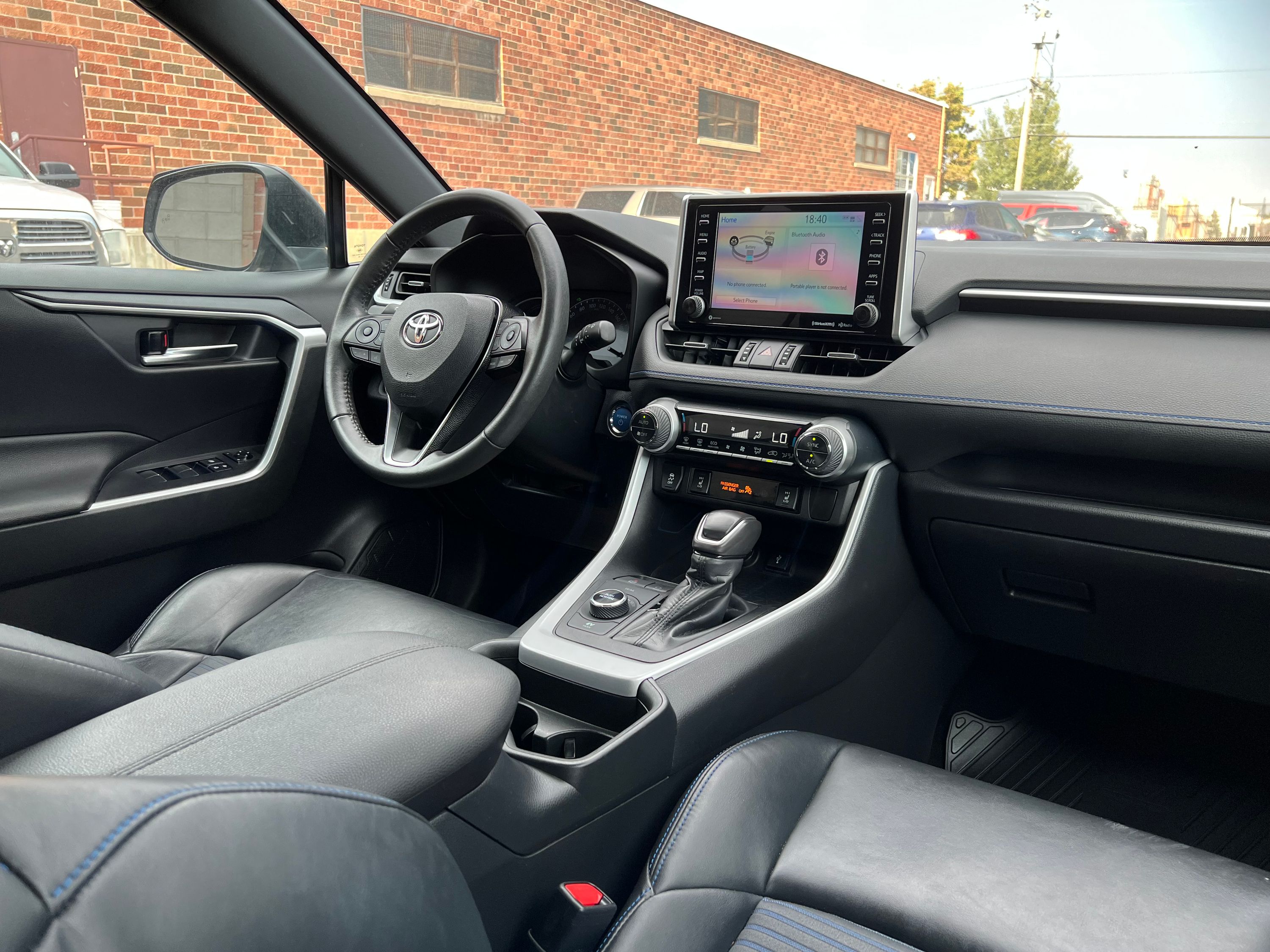 2020 Toyota RAV4 Hybrid XLE - Image 13