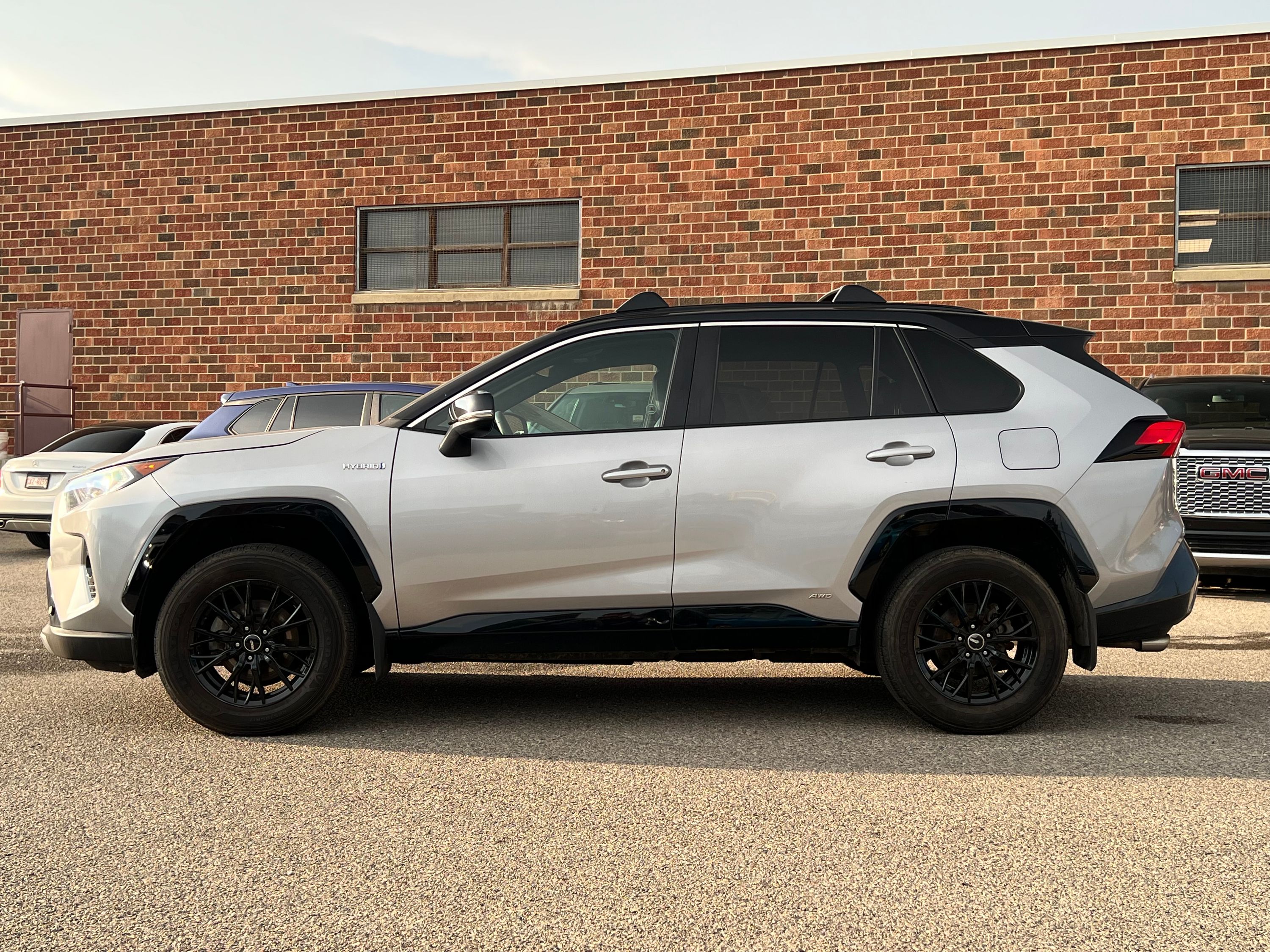 2020 Toyota RAV4 Hybrid XLE - Image 4