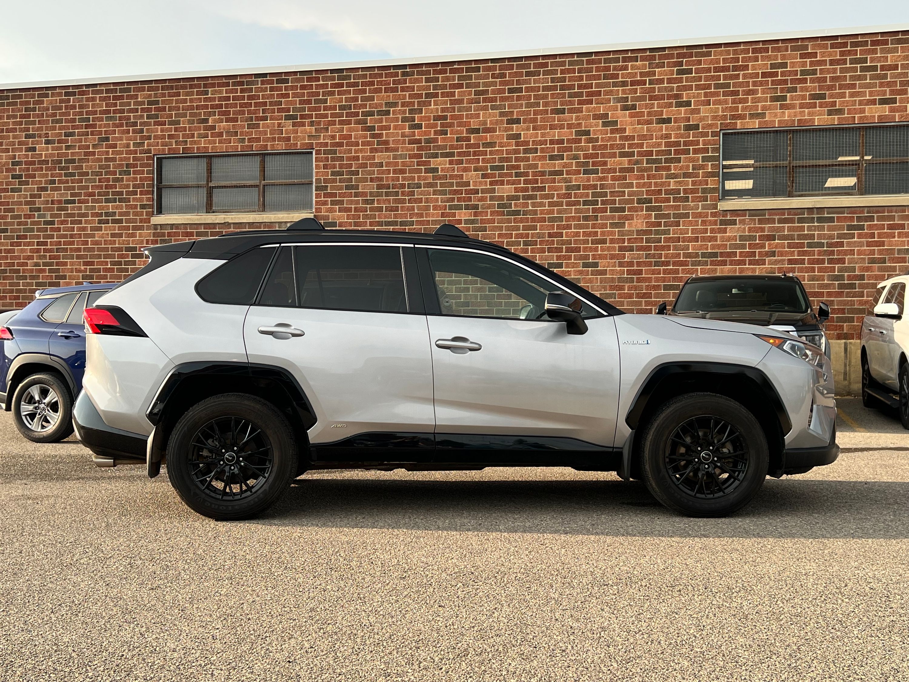 2020 Toyota RAV4 Hybrid XLE - Image 8