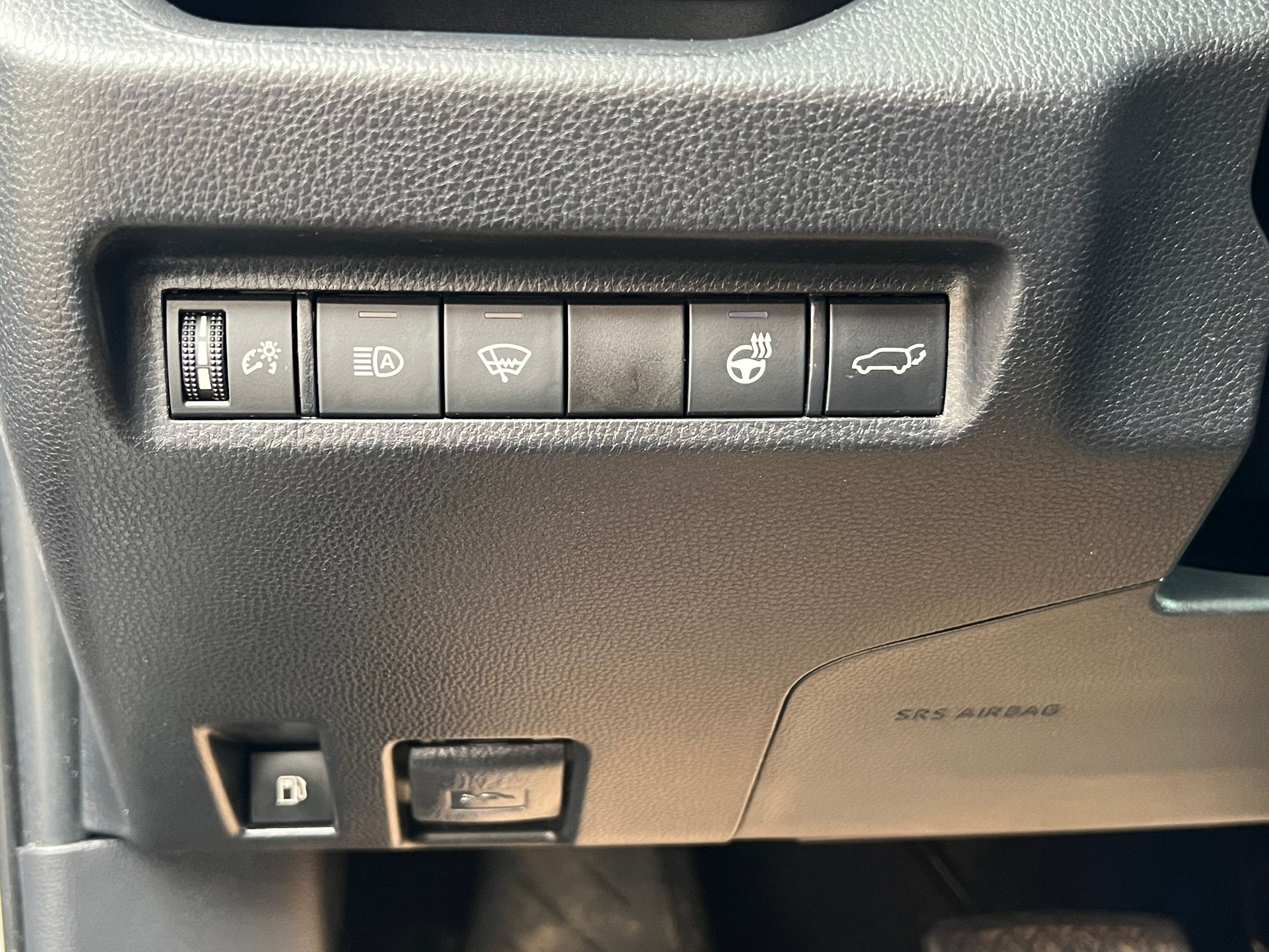 2020 Toyota RAV4 Hybrid XLE - Image 17