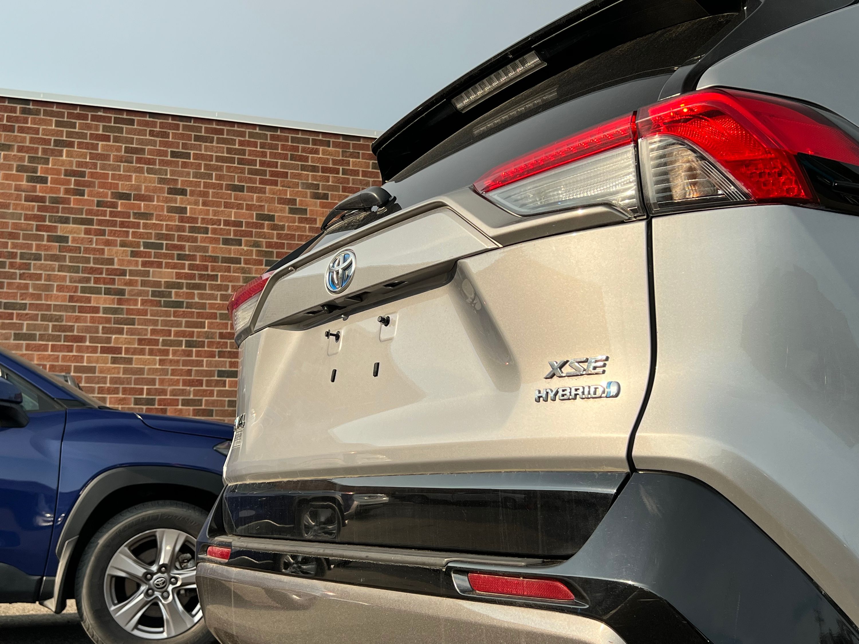 2020 Toyota RAV4 Hybrid XLE - Image 9