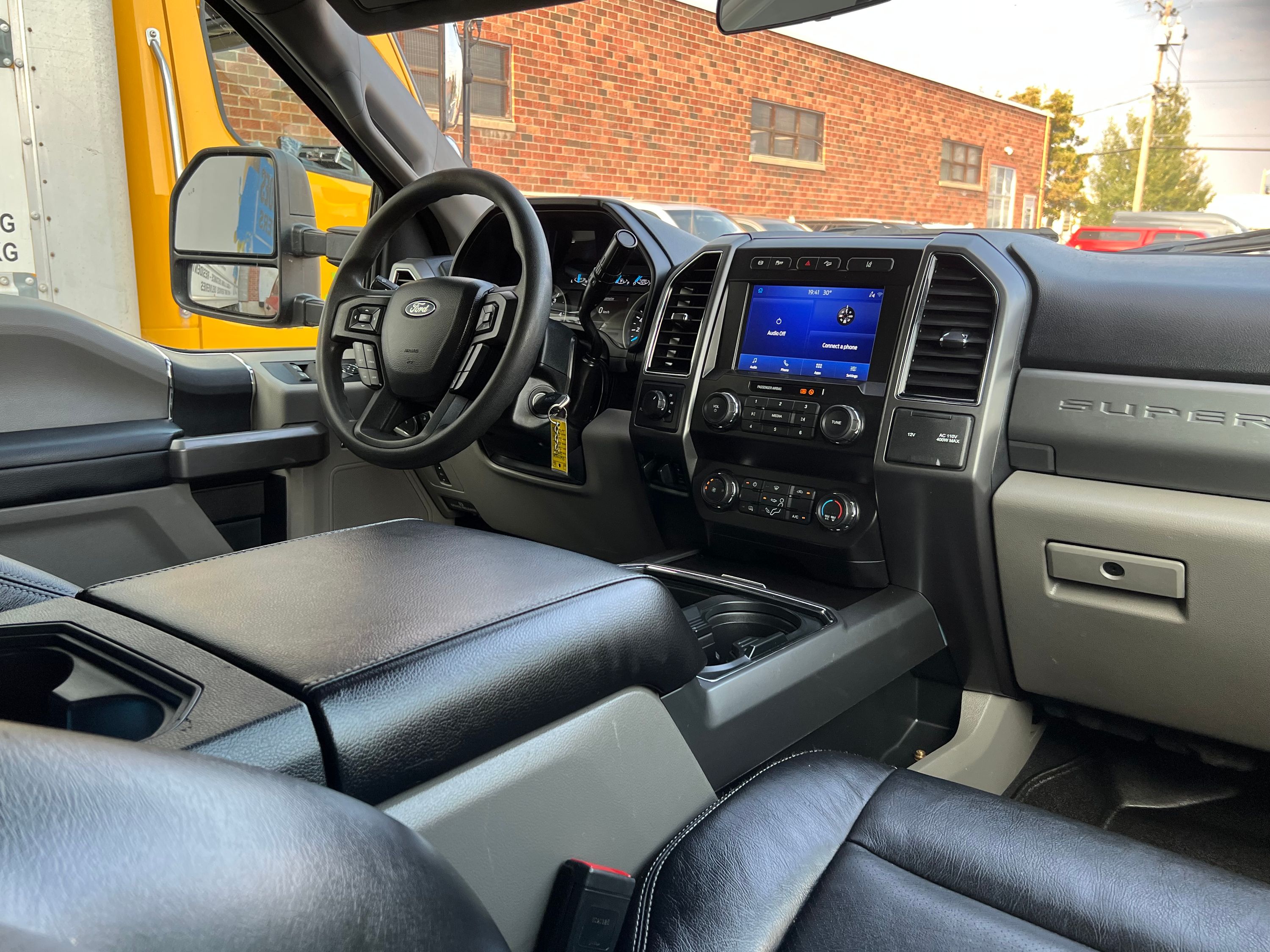 2020 Ford F-350 Super Duty XLT - Image 13