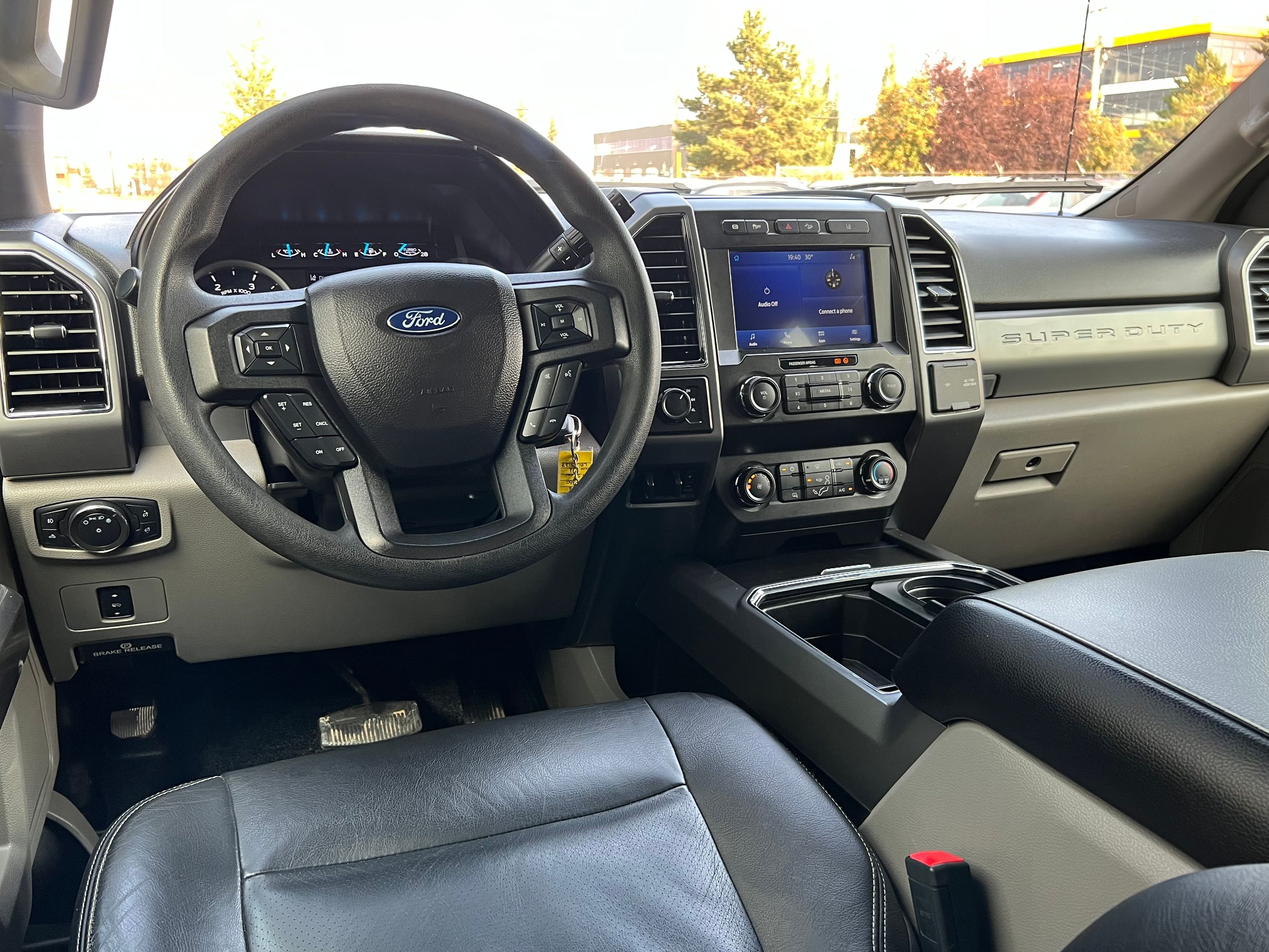 2020 Ford F-350 Super Duty XLT - Image 11