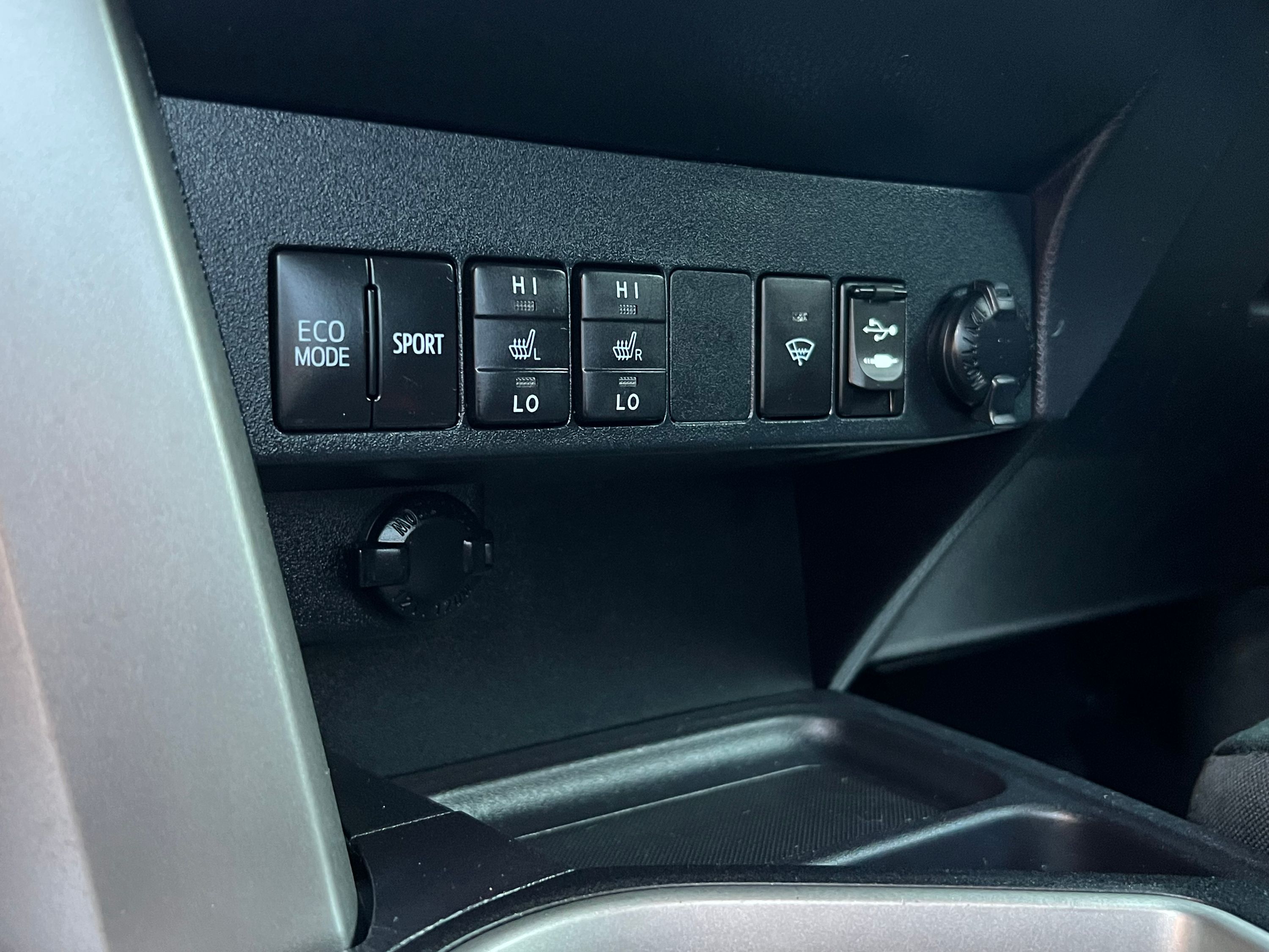 2018 Toyota RAV4 - Image 20