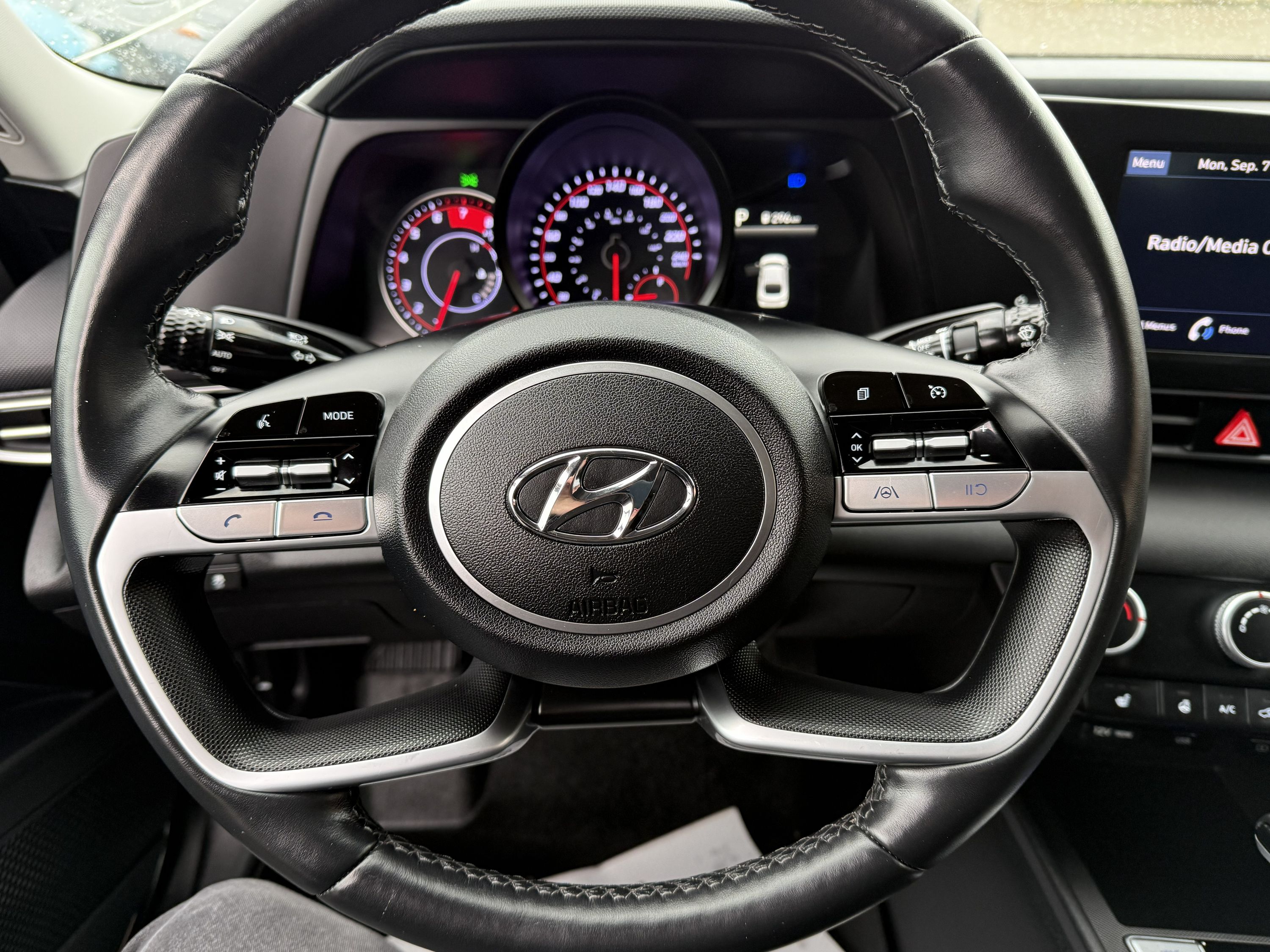 2023 Hyundai Elantra - Image 13