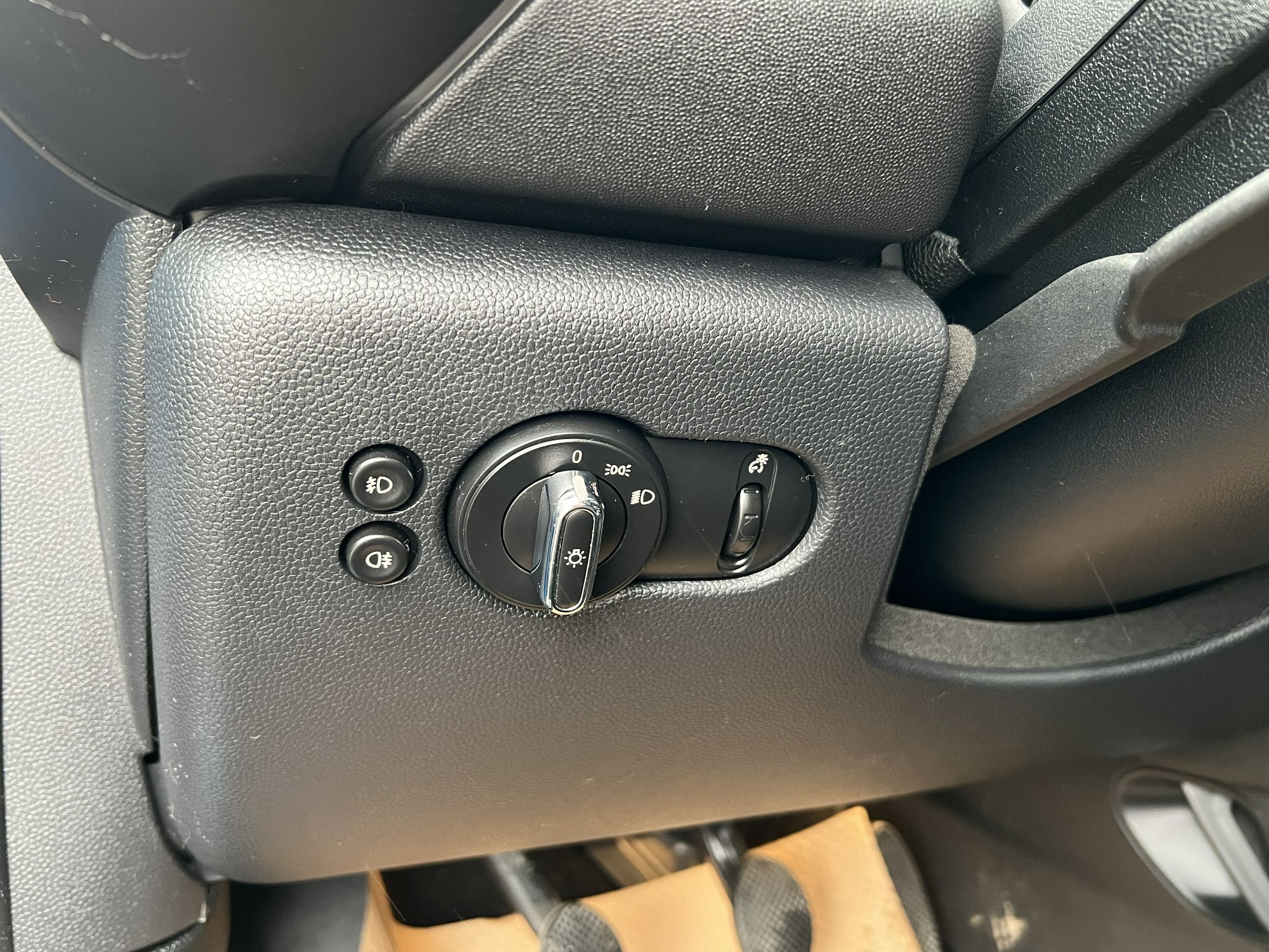 2018 MINI Cooper - Image 16