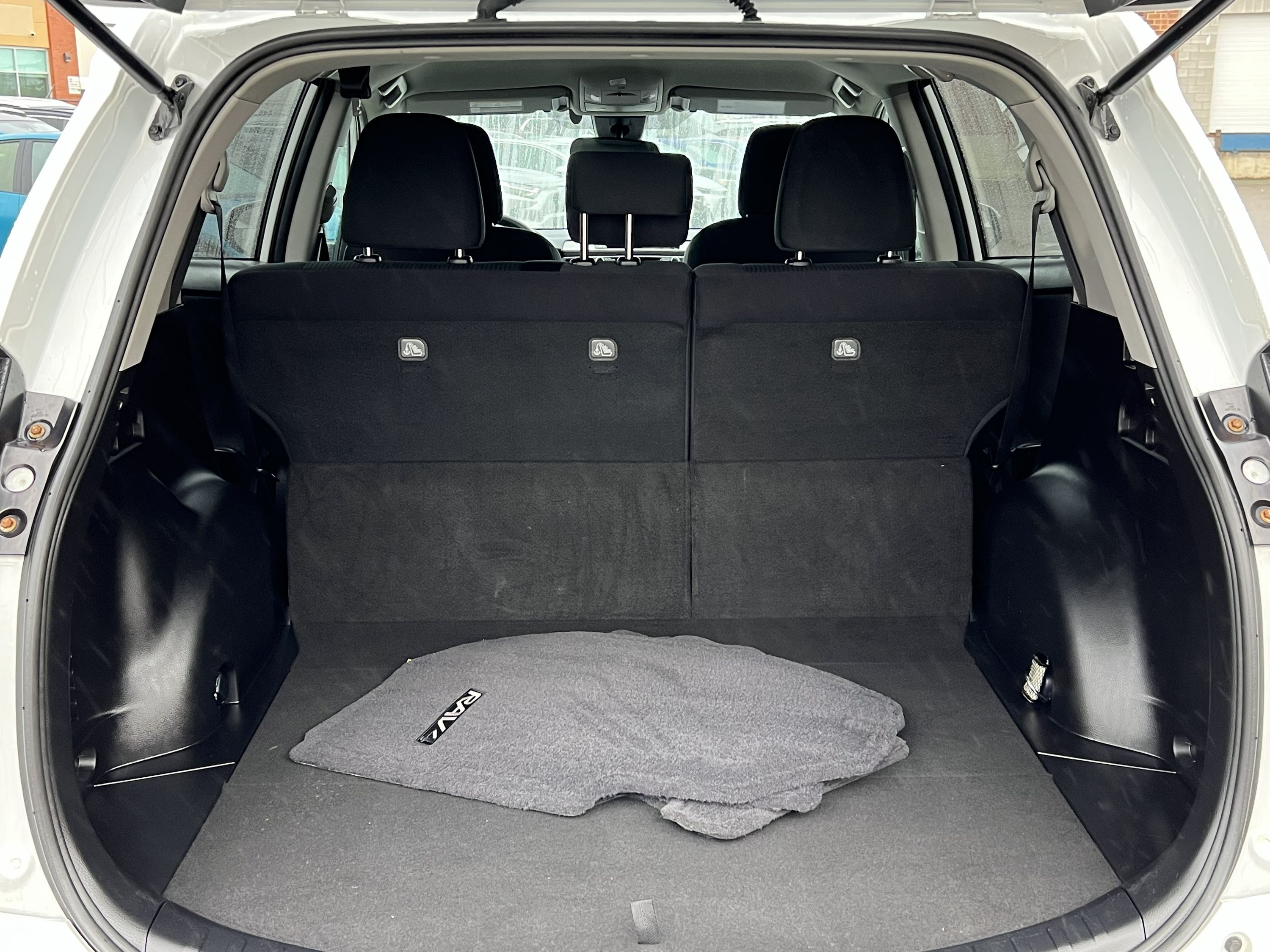 2018 Toyota RAV4 - Image 10