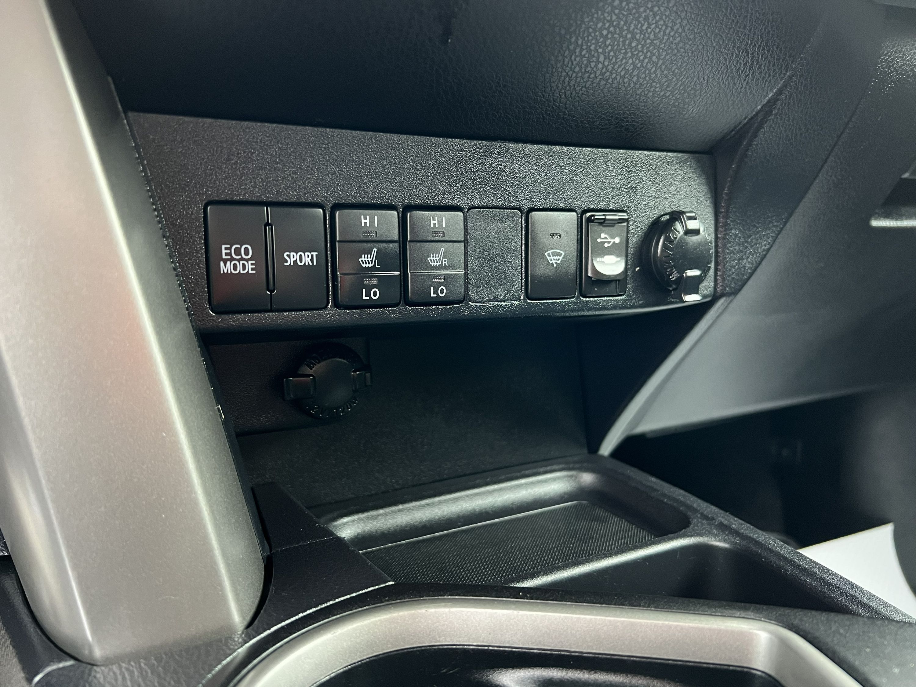 2018 Toyota RAV4 - Image 19