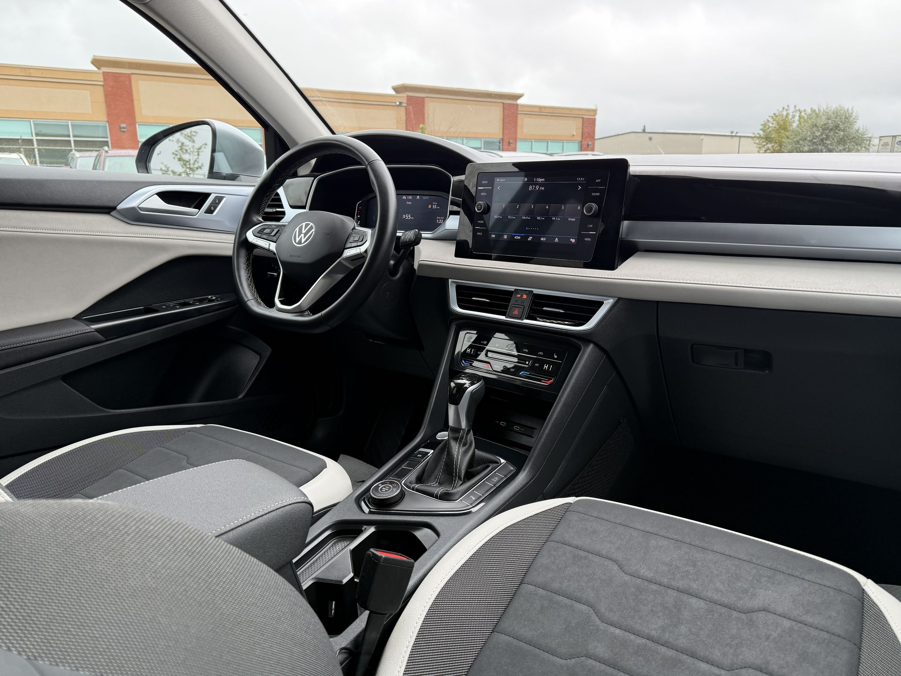 2025 Volkswagen Taos SE - Image 12