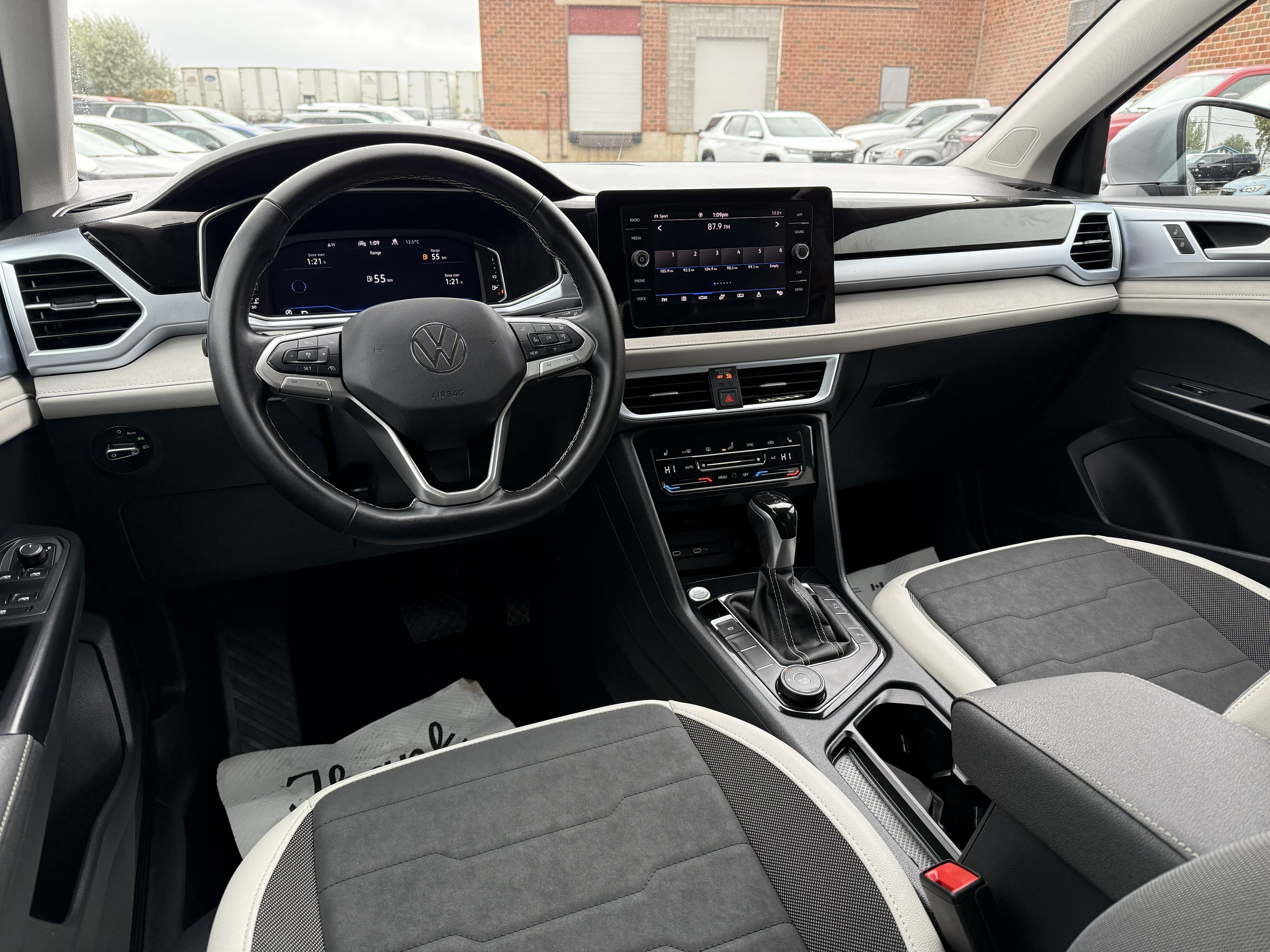 2025 Volkswagen Taos SE - Image 10