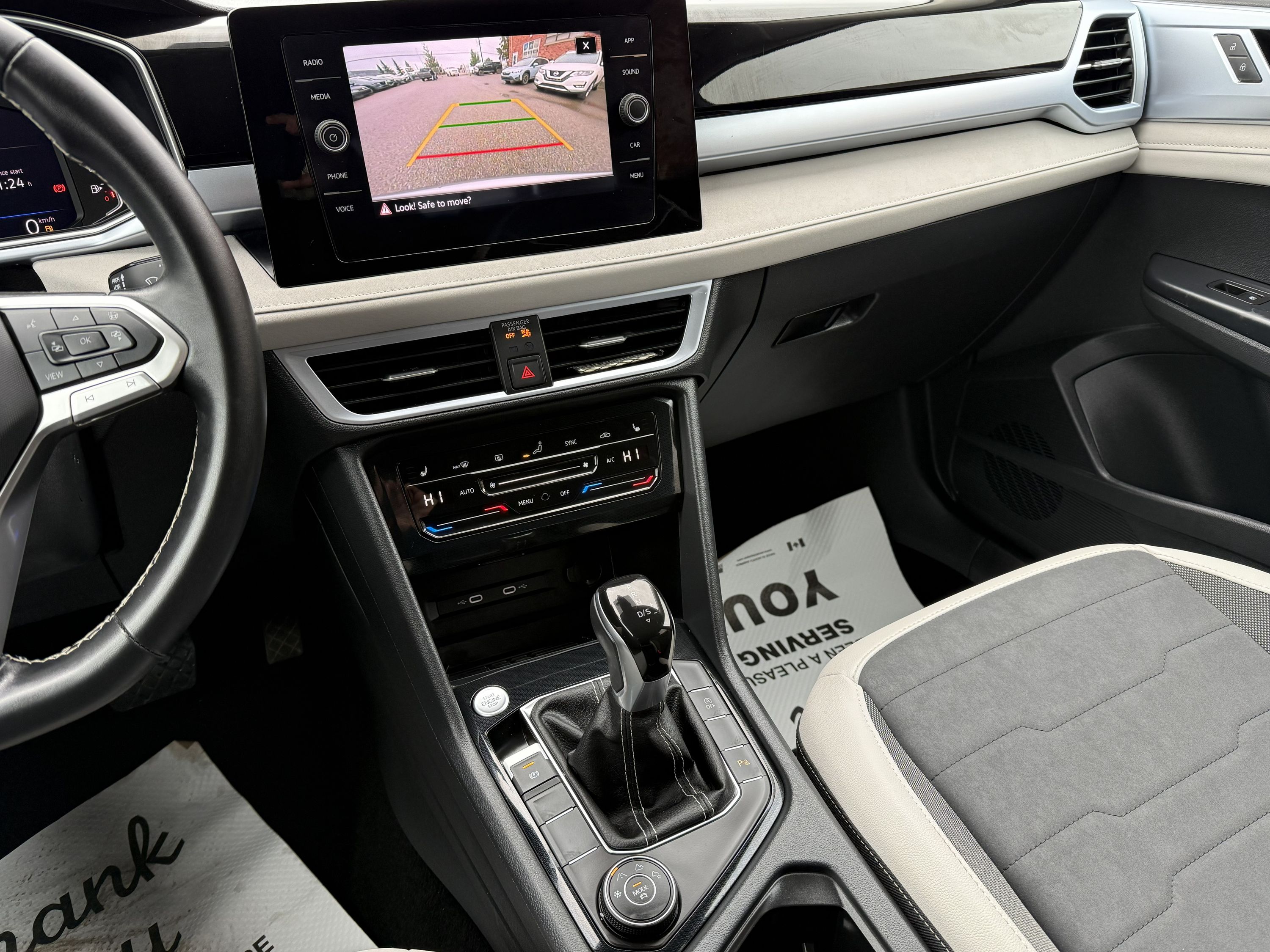 2025 Volkswagen Taos SE - Image 15