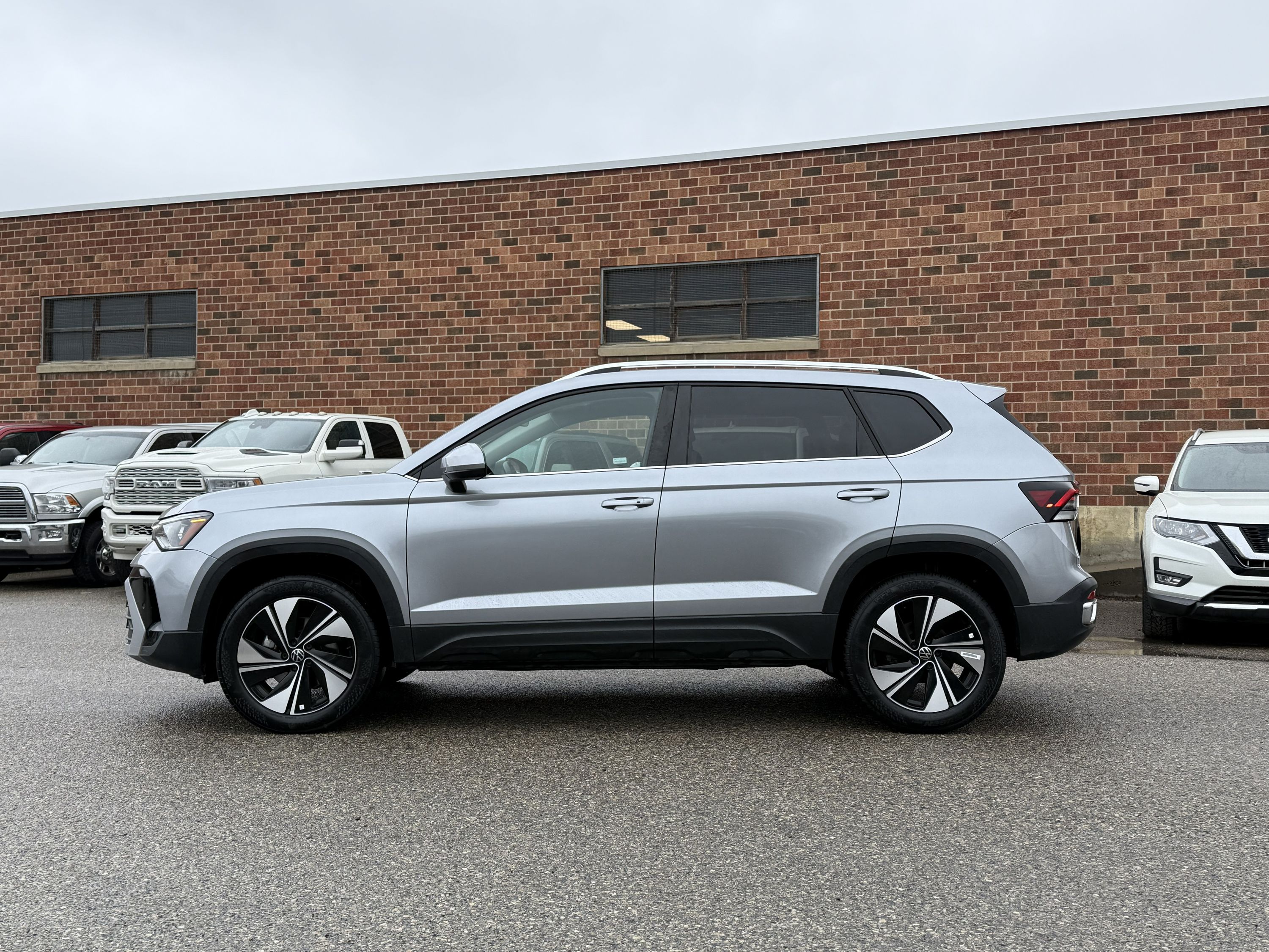 2025 Volkswagen Taos SE - Image 4