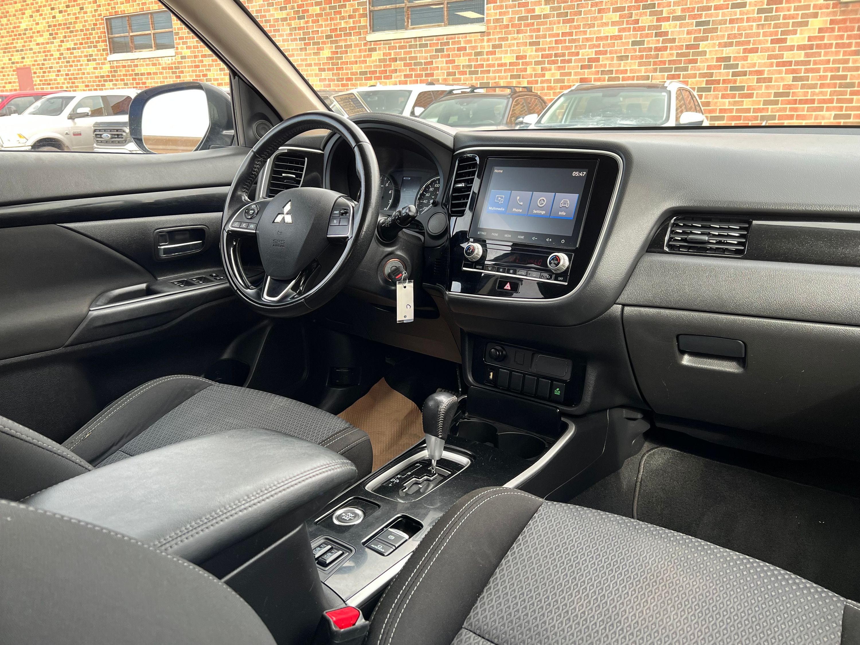 2020 Mitsubishi Outlander ES - Image 13