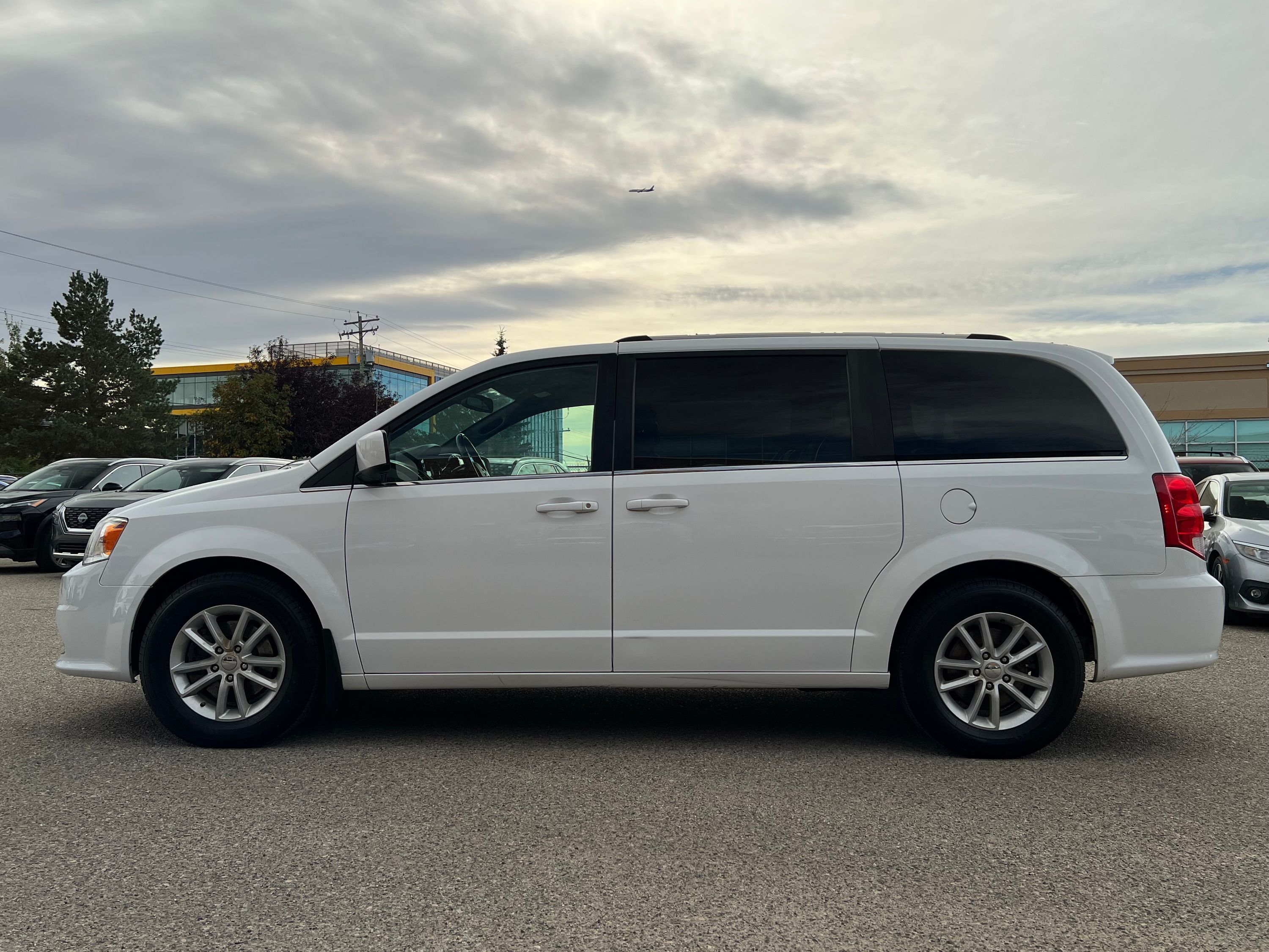 2019 Dodge Grand Caravan SXT Premium Plus - Image 4