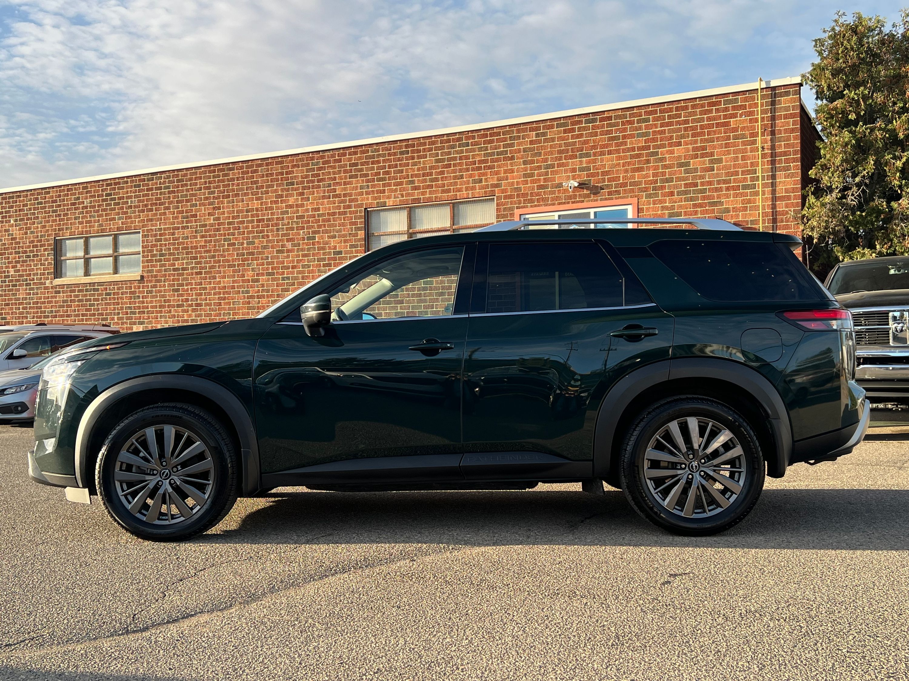 2022 Nissan Pathfinder SL Premium - Image 4