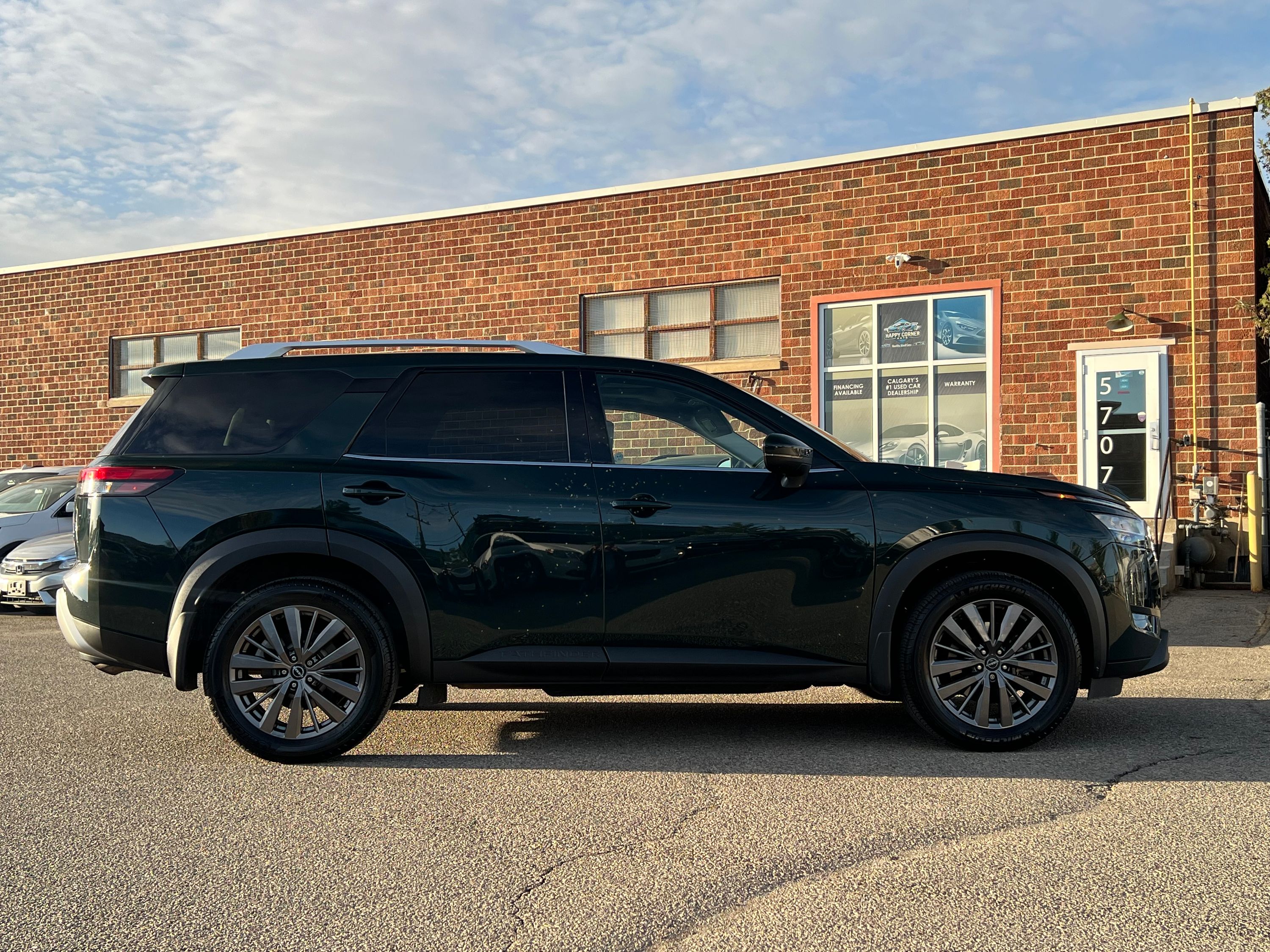 2022 Nissan Pathfinder SL Premium - Image 8