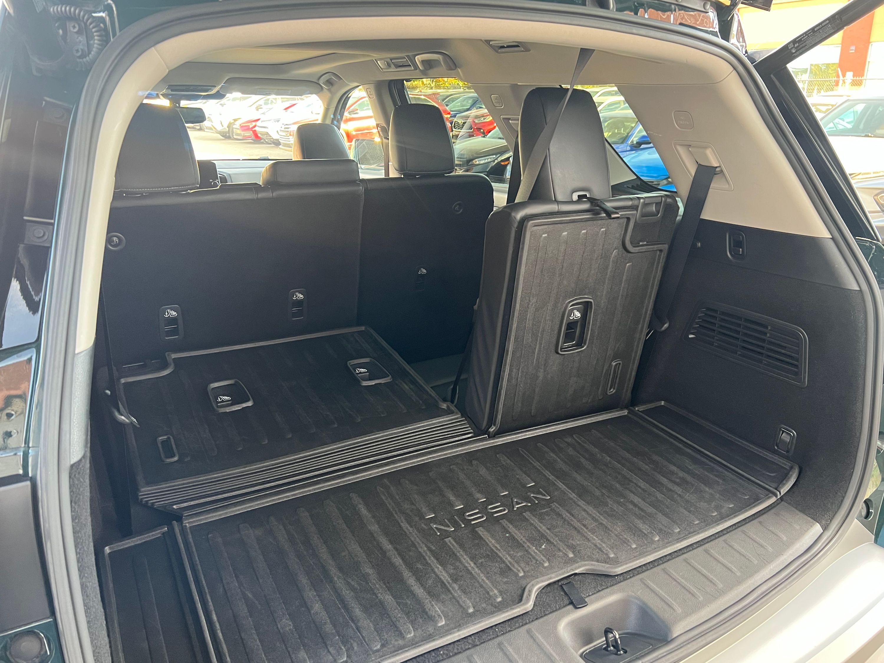 2022 Nissan Pathfinder SL Premium - Image 10