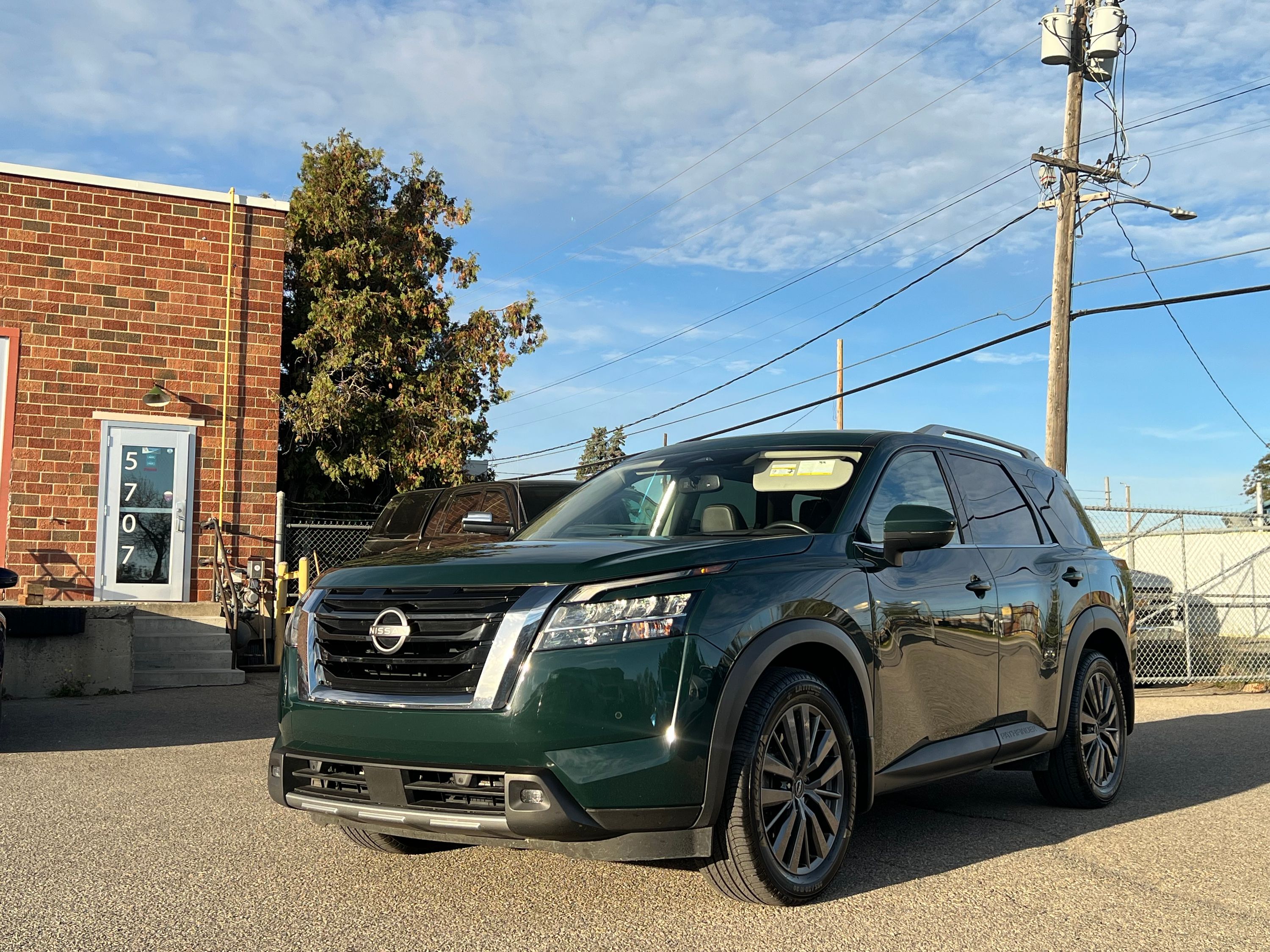 2022 Nissan Pathfinder SL Premium - Image 3