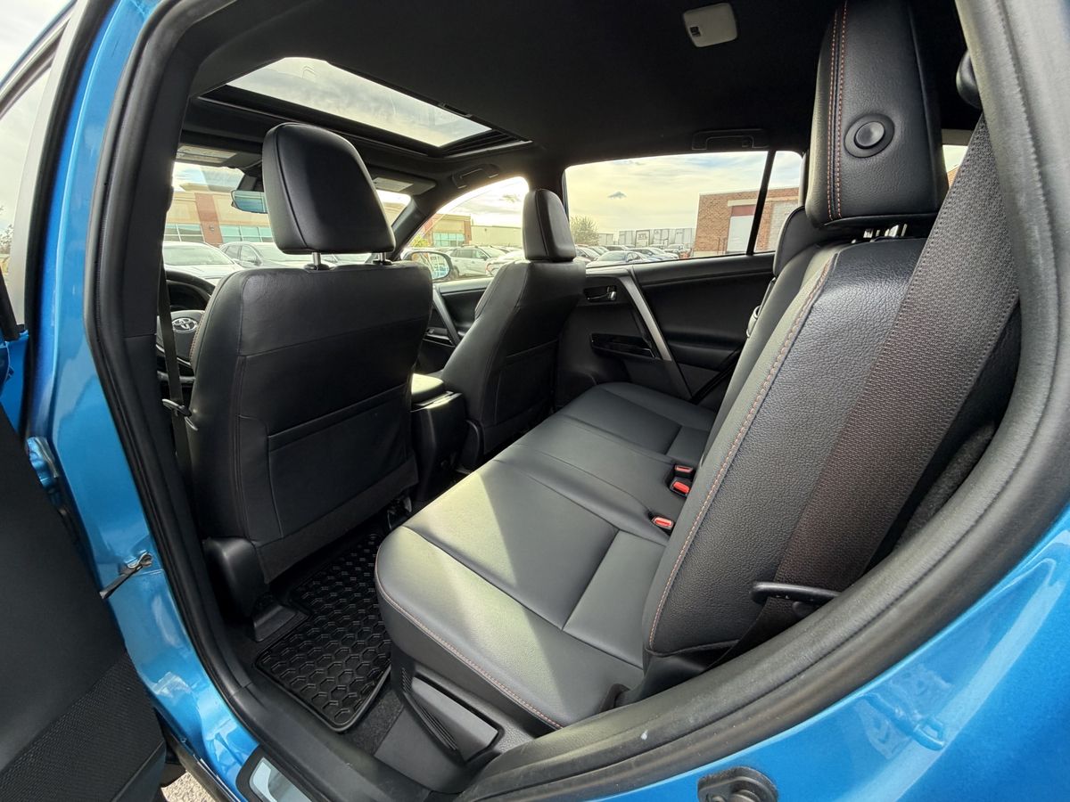 2017 Toyota RAV4 Hybrid SE, photo 13