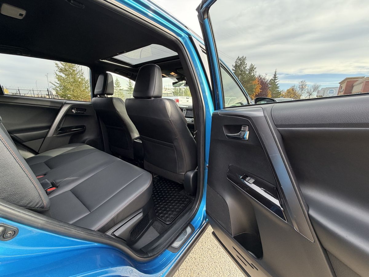 2017 Toyota RAV4 Hybrid SE, photo 15